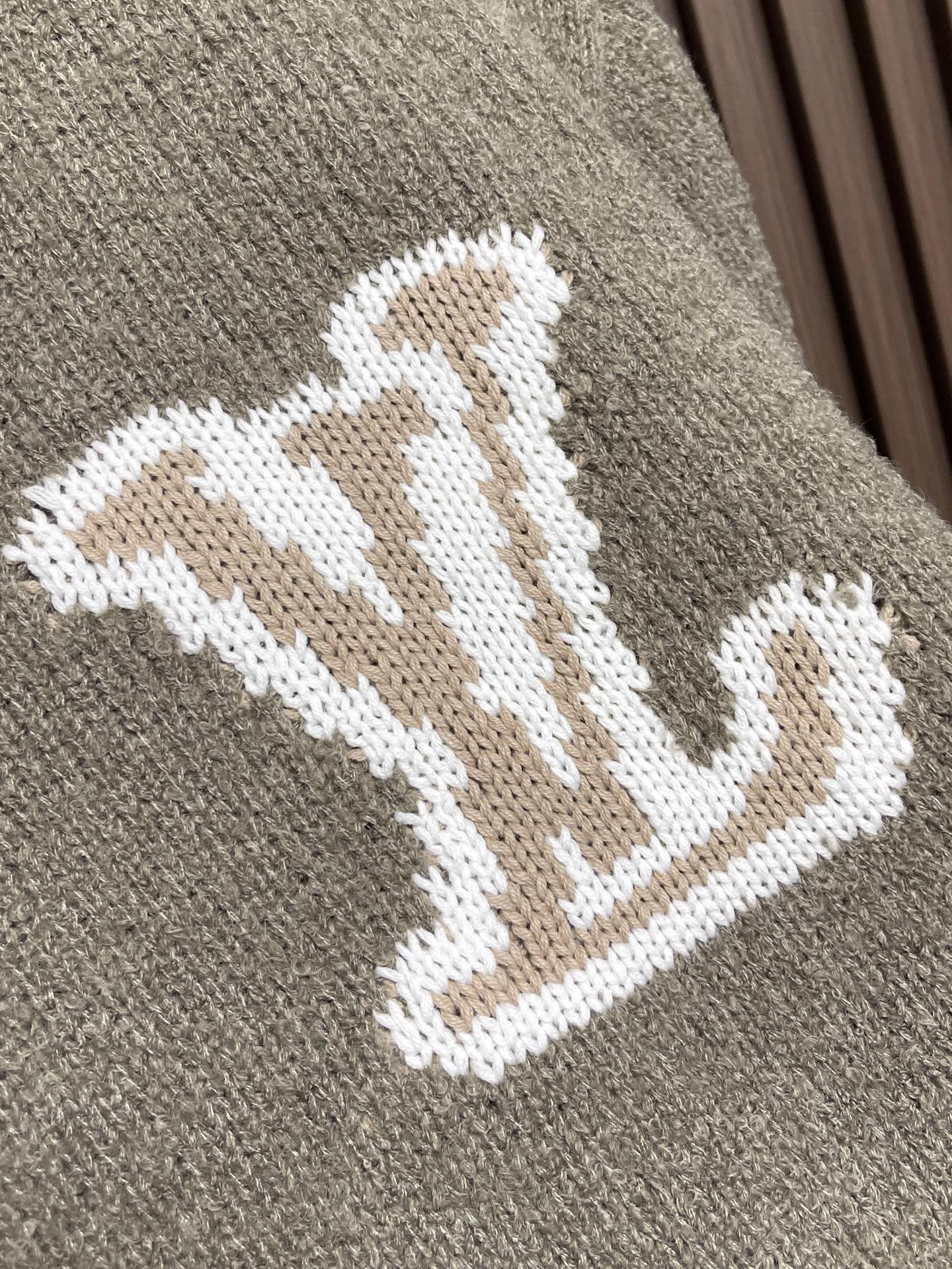 🛒🛒LV 2025ss新款嵌花圆领针织毛衣，这款舒适圆领衫采用厚实绵羊毛混纺纱线织就，触感格外柔软。撞色