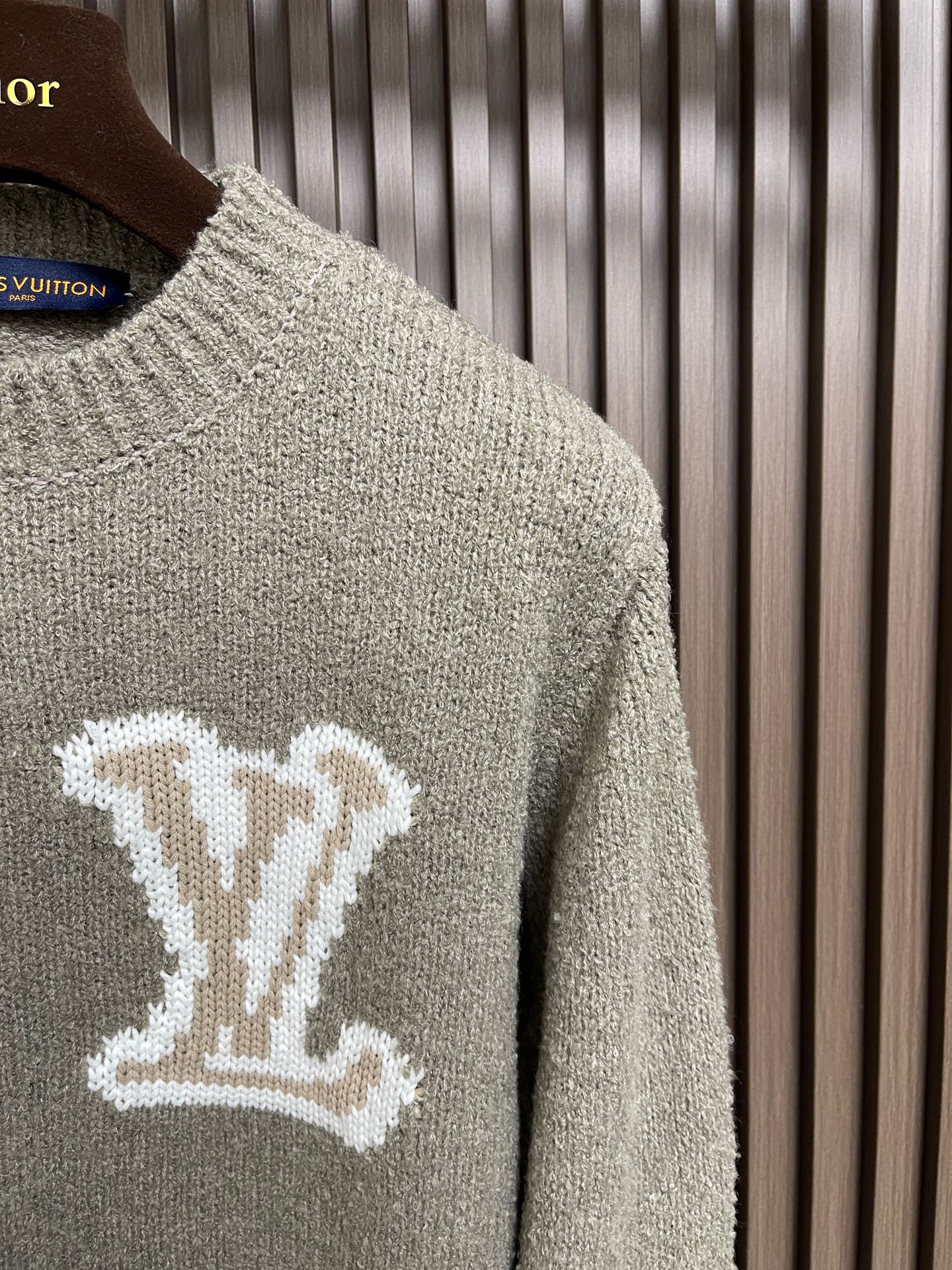 🛒🛒LV 2025ss新款嵌花圆领针织毛衣，这款舒适圆领衫采用厚实绵羊毛混纺纱线织就，触感格外柔软。撞色