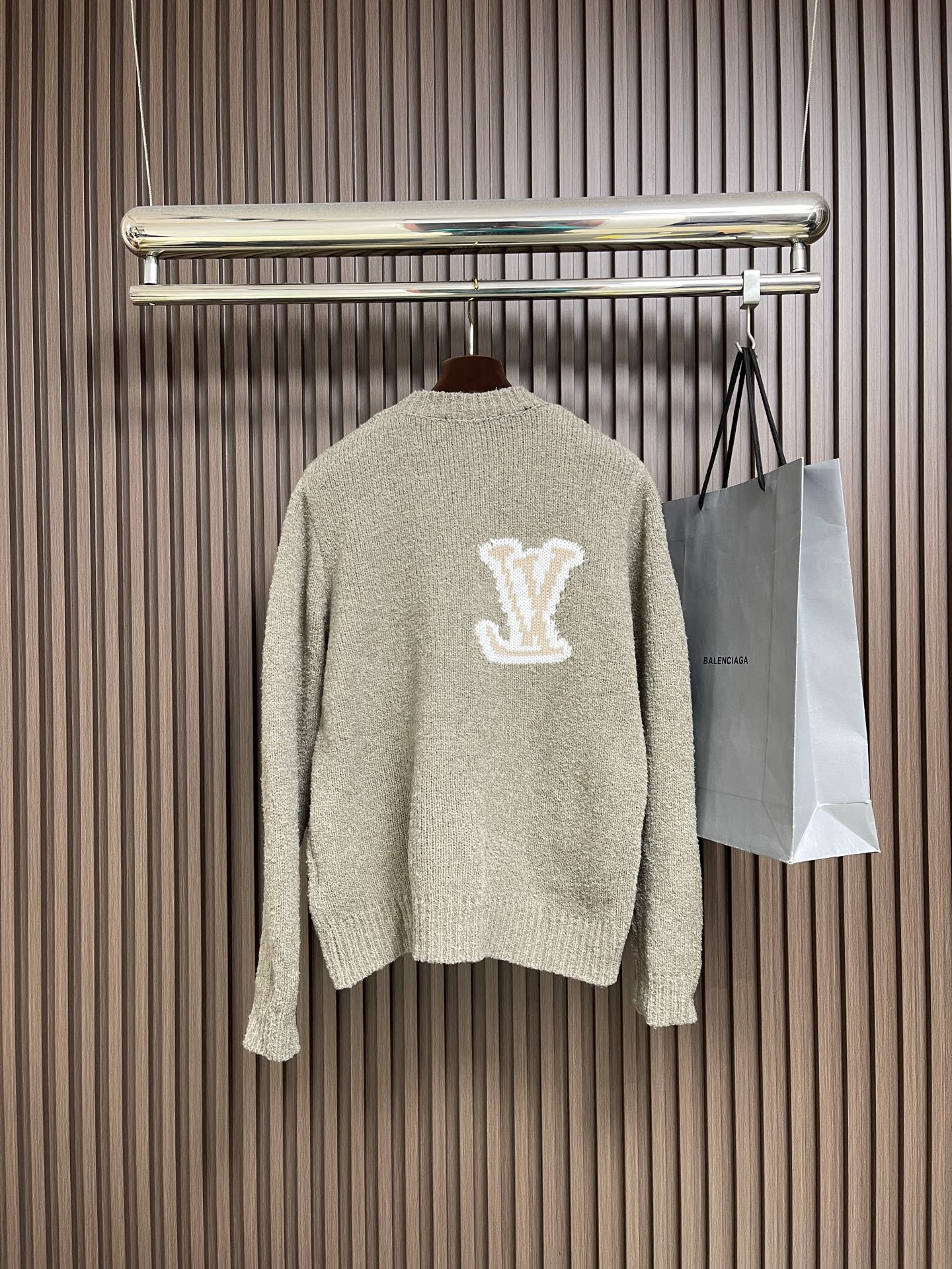 🛒🛒LV 2025ss新款嵌花圆领针织毛衣，这款舒适圆领衫采用厚实绵羊毛混纺纱线织就，触感格外柔软。撞色