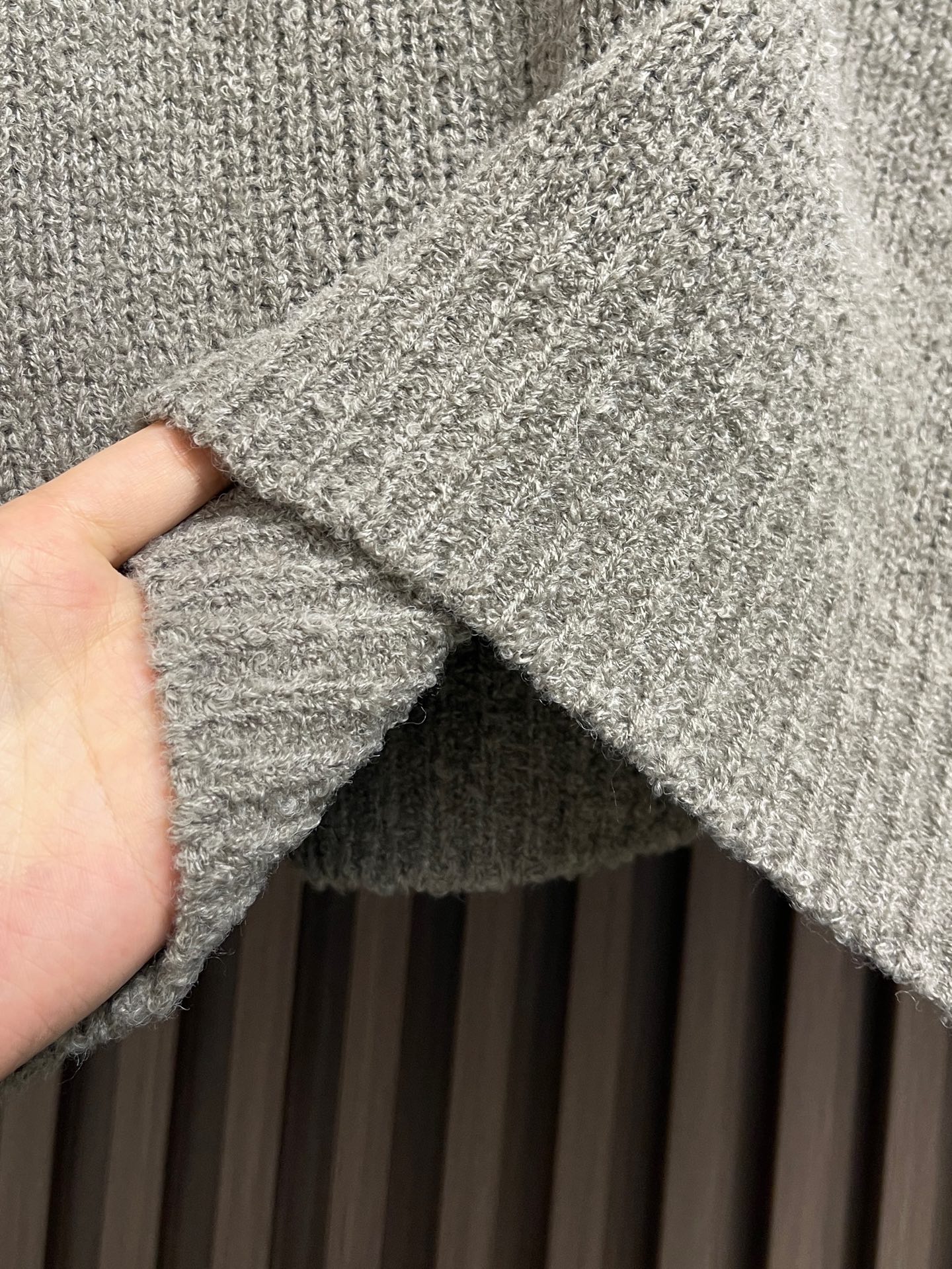 🛒🛒LV 2025ss新款嵌花圆领针织毛衣，这款舒适圆领衫采用厚实绵羊毛混纺纱线织就，触感格外柔软。撞色