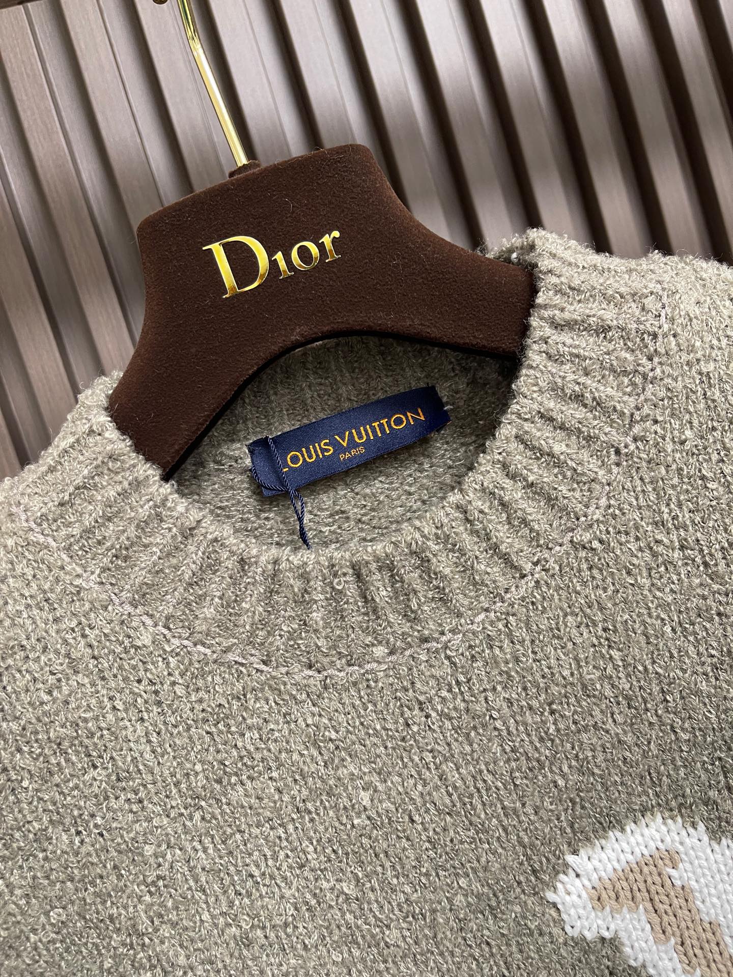 🛒🛒LV 2025ss新款嵌花圆领针织毛衣，这款舒适圆领衫采用厚实绵羊毛混纺纱线织就，触感格外柔软。撞色