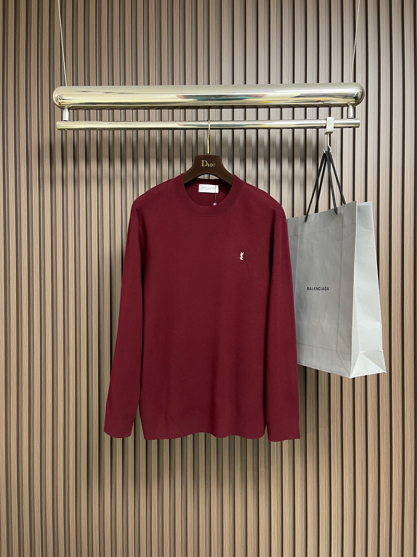 NO:624450,YSL 2025FW new autumn and winter imported wool knitted round neck sweater, basic pullover sweater with small letter logo embroidery for men and women!  With its excellent fabrics, unique designs and fitting styles, it has become the darling of the fashion industry!  It is not just a piece, but a fashionable attitude and a pursuit of quality life!  This product is carefully woven with imported wool yarn supplied by customers. The delicate texture not only gives it a unique texture, but also gives it excellent skin fit!  When you wear it on your body, it is like a second layer of skin, tightly fitting your body without any sense of restraint!  And its thermal insulation performance is also very good. In the cold winter, it is like a warm embrace, wrapping your body tightly, protecting you from the severe cold outside, making you feel warm and comfortable all the time!  The classic small letter logo embroidery on the chest becomes the finishing touch of the whole piece. This logo is a symbol of the soul of the brand, and it contains the history, culture and philosophy of the brand!  Each letter is carefully designed, with smooth lines and delicate stitching, as if it is a beautiful poem written with needle and thread!  The fitted design is neither too loose and bloated, nor too tight to restrict the body. It is like a considerate designer, carefully cutting according to your body curves, and every line is just right to outline your body contours!  When you wear it, whether you match it or not, you can show a fashionable and capable temperament!  Size XS-L,,saint laurent,sweaters,alexander wang19860909YSL 2025FW秋冬新款进口羊毛针织圆领毛衣,男女同款小字母徽标刺绣基础套头针织衫！以其卓越的面料、独特的设计和合身的版型,成为了时尚界的宠儿！它不仅仅是一件,更是一种时尚的态度,一种对品质生活的追求！这款选用客供进口羊毛纱线精心织造,细腻的织纹不仅赋予了独特的质感,更让它拥有了出色的贴肤性！当你将它穿在身上,它就像第二层肌肤一样,紧紧地贴合着你的身体,没有丝毫的束缚感！并且它的保暖性能也十分出色,在寒冷的冬日里,它就像一个温暖的怀抱,将你的身体紧紧包裹,为你抵御外界的严寒,让你时刻感受到温暖与舒适！胸前经典的小字母徽标刺绣,成为整件的点睛之笔,这个徽标是品牌灵魂的象征,它蕴含着品牌的历史、文化与理念！每一个字母都经过精心设计,线条流畅,针法细腻,仿佛是用针线书写的一首优美的诗篇！合身版型设计既不会过于宽松而显得臃肿,也不会过于紧身而束缚身体,它就像一位贴心的设计师,根据你的身体曲线进行精心裁剪,每一个线条都恰到好处地勾勒出你的身材轮廓！当你穿上它无论是搭配还是,都能展现出一种时尚、干练的气质！尺码XS-L,,saint laurent,sweaters,alexander wang,Men's clothing