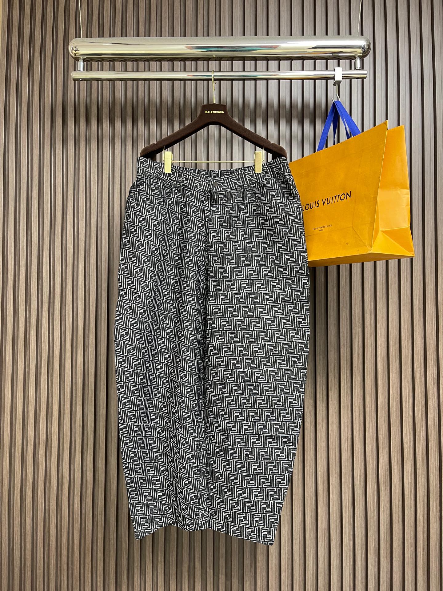 NO:660976,FENDI 2025FW new autumn and winter worsted cotton casual jeans, men's classic FF presbyopic pattern jacquard loose casual denim trousers, with its unique fabric, exquisite pattern and excellent version, have become a rare classic in the fashion industry!  The jeans are made of custom-made worsted denim cotton, with a delicate and tight texture on the surface, which seems to tell the story of its extraordinary origins!  It has a crisp and stylish texture, unlike some soft denim fabrics that feel lifeless when worn!  This stiffness gives jeans a unique three-dimensional outline. Whether you are standing, walking or sitting, they can always maintain an elegant posture, will not deform easily, and always create a neat and capable image for you!  The all-over classic FF presbyopia pattern is like an exquisite art scroll slowly unfolding on jeans. As a classic element in the fashion industry, FF presbyopia carries the feelings and pursuits of countless fashion lovers!  Made with three-dimensional jacquard technology, it takes fashion to a new level!  The three-dimensional jacquard process makes the pattern no longer adhere to the surface of the fabric flatly, but seems to grow out of the fabric, with a strong sense of layering and three-dimensionality!  Wearing it is fashionable and eye-catching, making you instantly the focus of the crowd. It is full of recognition and can easily attract the attention of others no matter where you go!  The loose fit design can cleverly modify various body shapes, and can be easily controlled by any leg shape, creating different fashion styles for you!  Size XS-L19860909FENDI 2025FW秋冬新款精纺全棉材质休闲牛仔裤,男士经典FF老花图案提花宽松休闲牛仔长裤,以其独特的面料、精美的图案和出色的版型,成为了时尚界不可多得的经典之作！该牛仔裤采用客供定制精纺牛仔棉布,表面细腻而紧实的纹理,仿佛在诉说着它的不凡出身！它质感挺括有型,不像一些软塌塌的牛仔面料,穿在身上毫无精神！这种挺括感赋予了牛仔裤一种独特的立体轮廓,无论你是站立、行走还是坐下,它都能始终保持优雅的姿态,不会轻易变形,始终为你塑造出利落干练的形象！通体经典FF老花图案,宛如一幅精美的艺术画卷在牛仔裤上徐徐展开,FF老花作为时尚界的经典元素,承载着无数时尚爱好者的情怀与追求！采用立体提花工艺打造,更是将时尚感提升到了一个新的高度！立体提花工艺使得图案不再是平面地附着在布料表面,而是如同从布料中生长出来一般,具有强烈的层次感和立体感！穿上它时髦又吸睛,让你瞬间成为人群中的焦点,充满辨识度,无论走到哪里都能轻松吸引他人的目光！宽松版型设计能够巧妙地修饰各种身材,无论任何腿型都能轻松驾驭,为你打造出不同风格的时尚造型！尺码XS-L XS码 腰围80腿围66 裤长106  S码 腰围84腿围68 裤长106 M码 腰围88腿围70 裤长108  L码 腰围92腿围72 裤长108,,fendi,jeans, ,Men's clothing