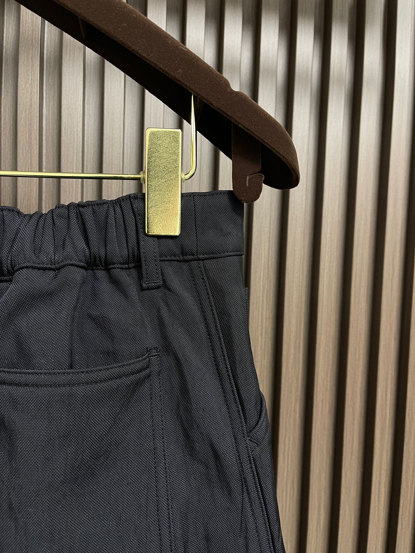 🛒🛒Prada 口袋三角标长裤，侧面贴袋设计独具匠心，饰以涂珐琅三角形金属徽标，增添品牌辨识度。采用进口