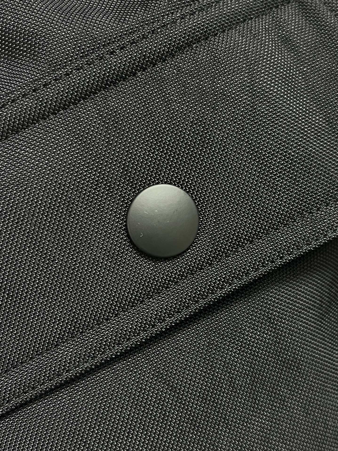 🛒🛒Prada 口袋三角标长裤，侧面贴袋设计独具匠心，饰以涂珐琅三角形金属徽标，增添品牌辨识度。采用进口