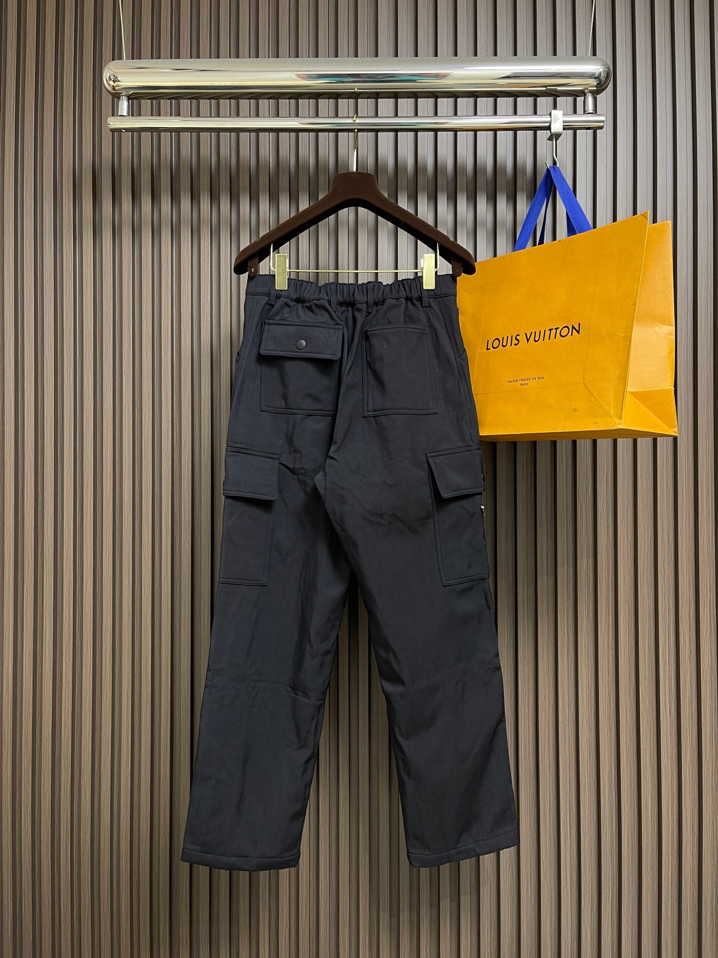 🛒🛒Prada 口袋三角标长裤，侧面贴袋设计独具匠心，饰以涂珐琅三角形金属徽标，增添品牌辨识度。采用进口