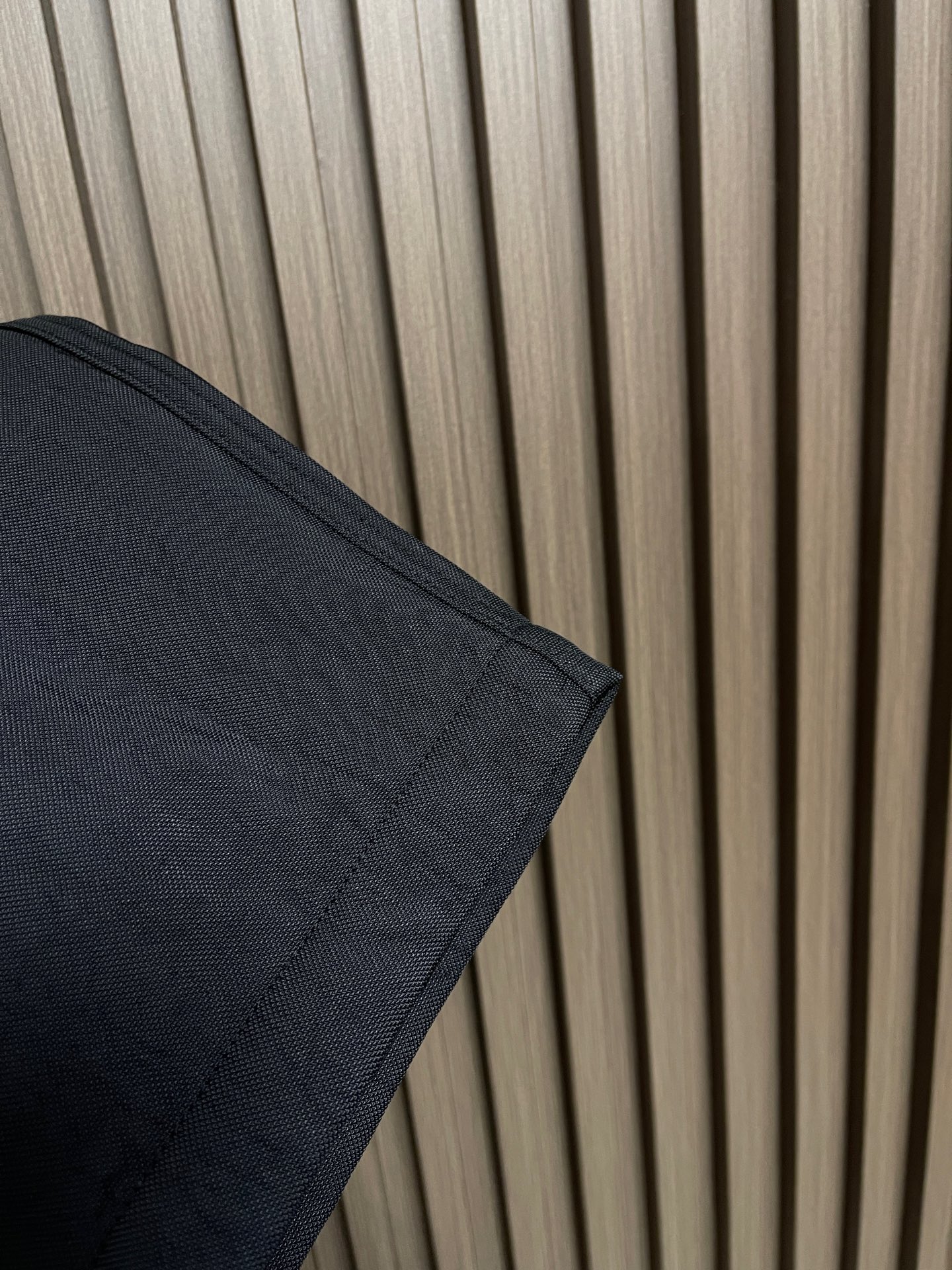 🛒🛒Prada 口袋三角标长裤，侧面贴袋设计独具匠心，饰以涂珐琅三角形金属徽标，增添品牌辨识度。采用进口