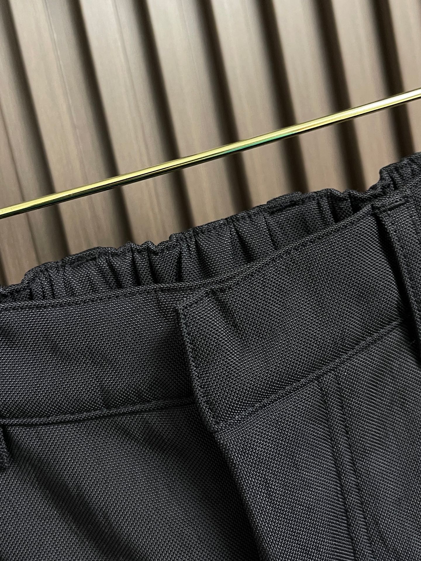 🛒🛒Prada 口袋三角标长裤，侧面贴袋设计独具匠心，饰以涂珐琅三角形金属徽标，增添品牌辨识度。采用进口