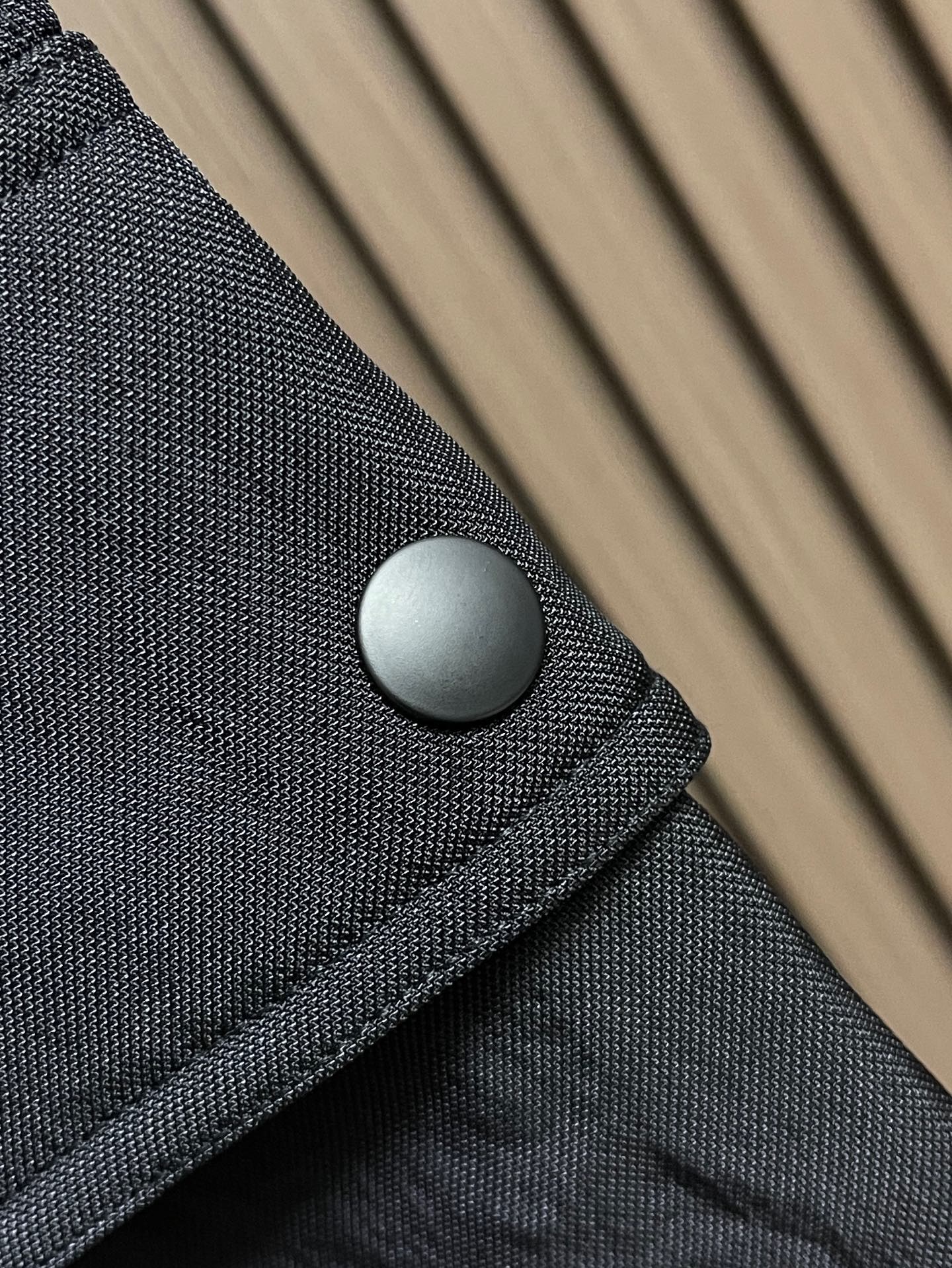 🛒🛒Prada 口袋三角标长裤，侧面贴袋设计独具匠心，饰以涂珐琅三角形金属徽标，增添品牌辨识度。采用进口