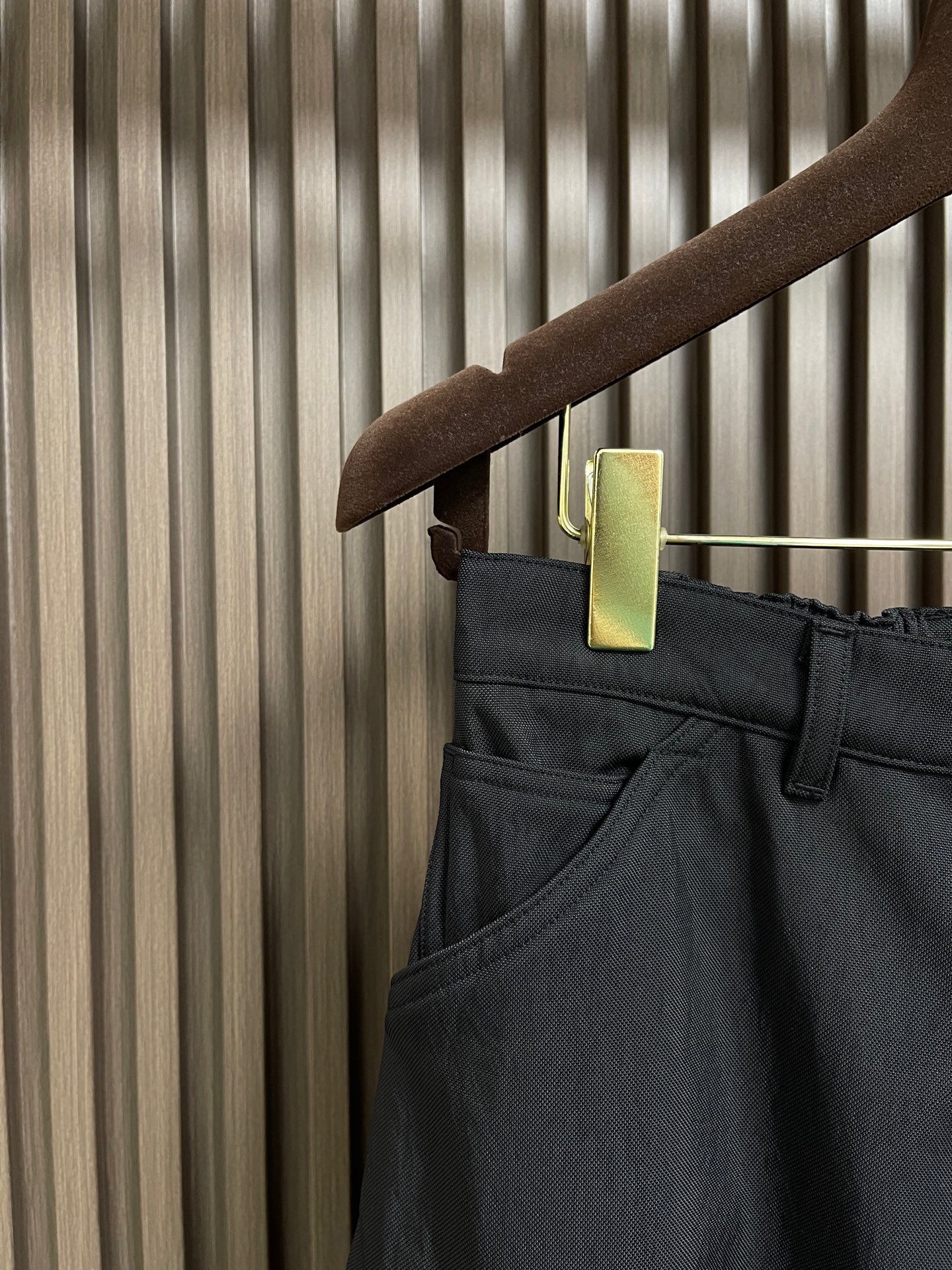 🛒🛒Prada 口袋三角标长裤，侧面贴袋设计独具匠心，饰以涂珐琅三角形金属徽标，增添品牌辨识度。采用进口