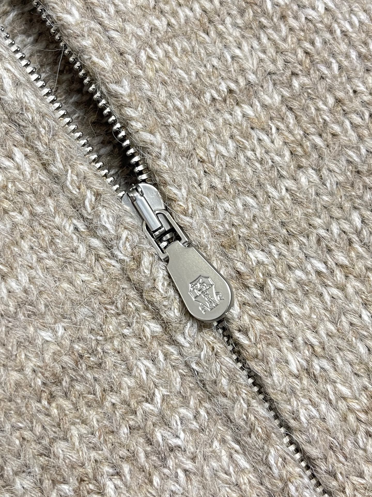 🛒🛒BC 2025ss秋冬新款经典简约拉练针织毛衣，它以其卓越的品质和精湛的工艺，成为了众多时尚爱好者的