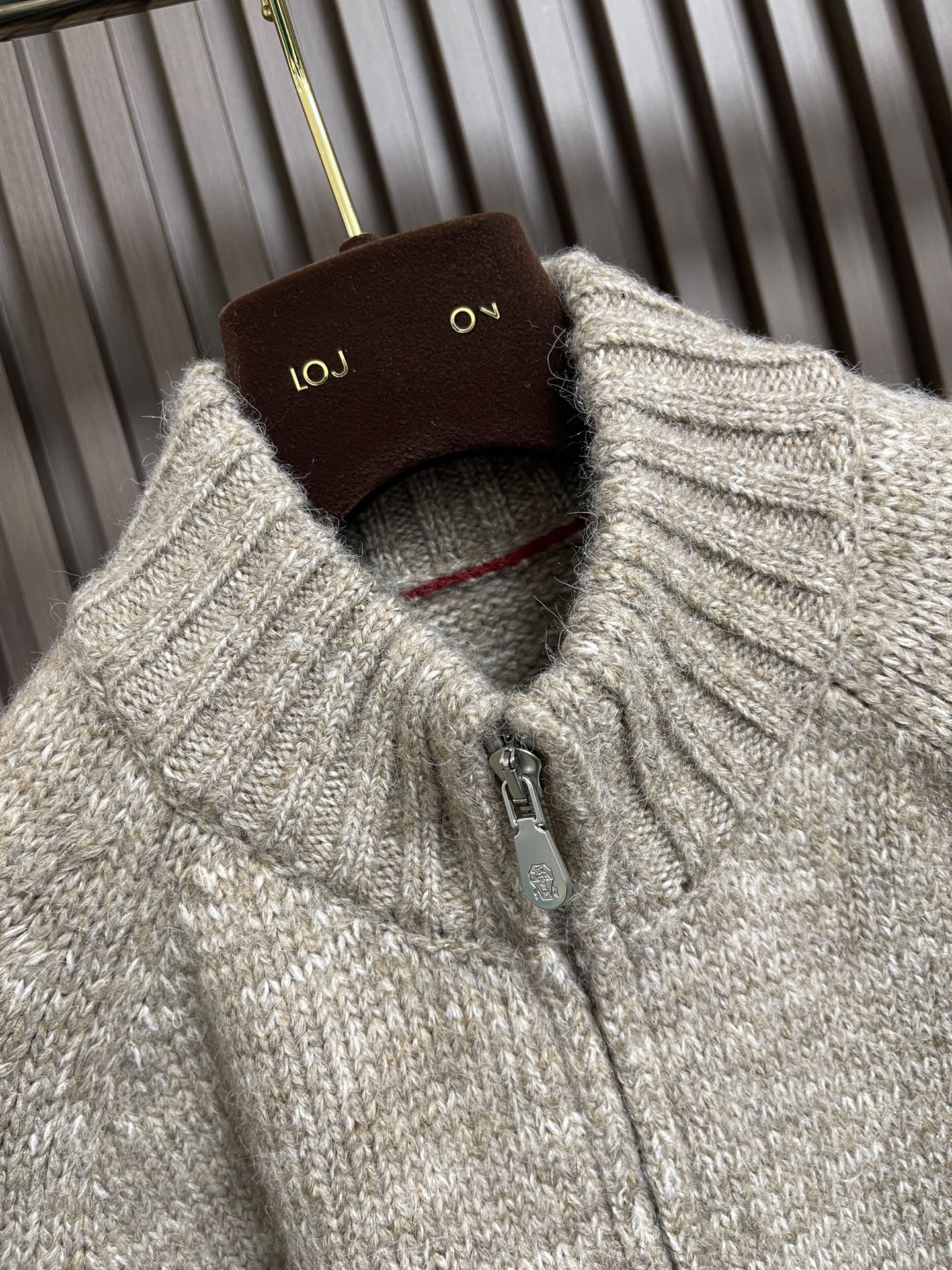 🛒🛒BC 2025ss秋冬新款经典简约拉练针织毛衣，它以其卓越的品质和精湛的工艺，成为了众多时尚爱好者的