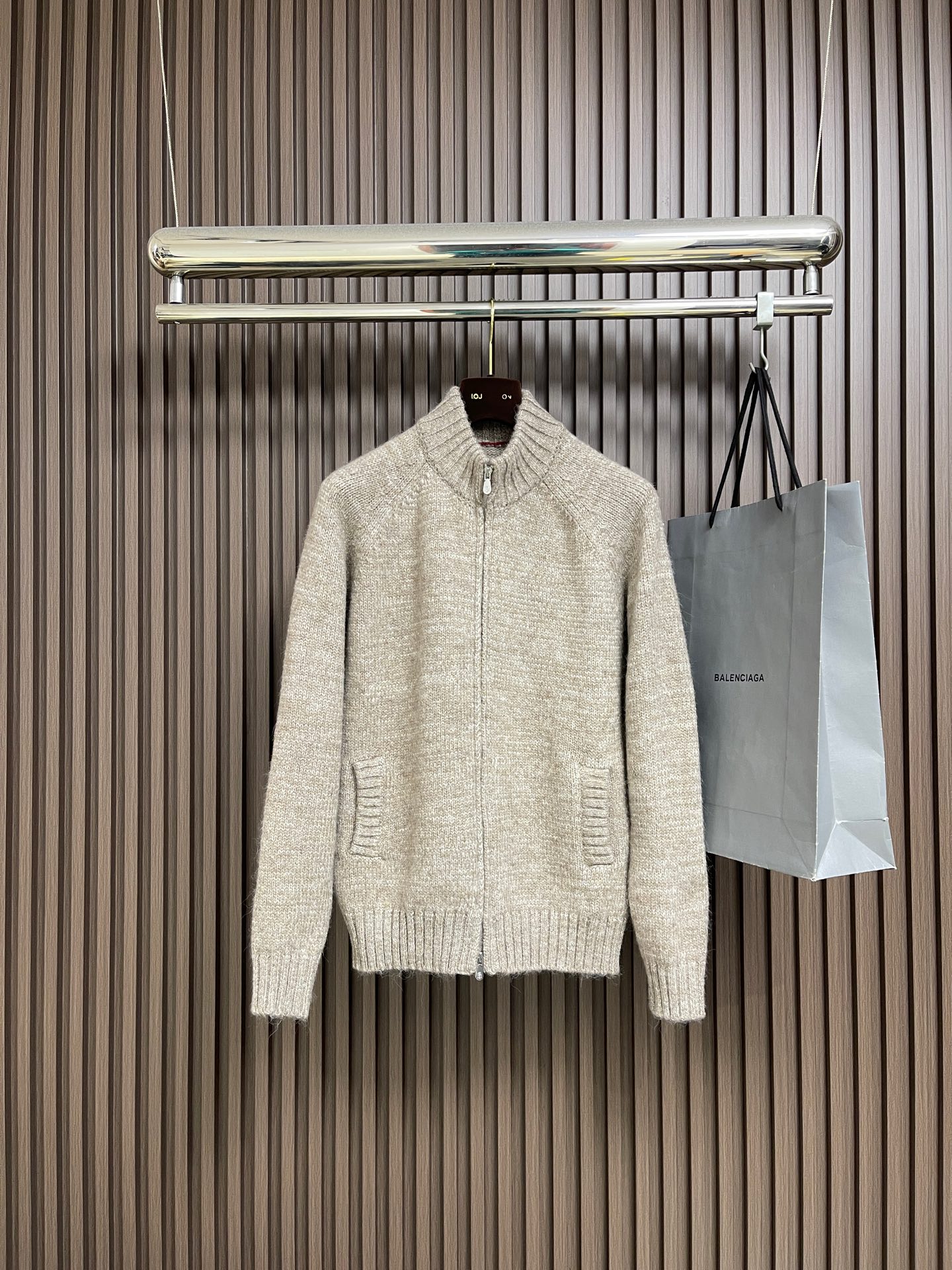 NO:624405,B.C.  2025ss autumn and winter new classic simple zipper knitted sweater, which has become the favorite of many fashion enthusiasts with its excellent quality and exquisite craftsmanship. This sweater is made of top-grade wool fabric, which is soft and delicate to the touch, as light as a cloud. It has excellent thermal insulation performance, even in the cold winter, it can make you feel as warm as spring. The natural characteristics make the sweater have good breathability, keeping the skin dry and comfortable  , protect your skin all day long. It adopts a classic stand-up collar style, simple and elegant, versatile and practical. Whether it is paired with casual pants or formal pants, you can easily create different styles. The details highlight the quality, exquisite stitching and thoughtful tailoring, allowing the sweater to fit the body curves and show an elegant figure. Meet your dressing needs in different occasions. Sizes 48-54, sweaters, alexander  wang19860909BC 2025ss秋冬新款经典简约拉练针织毛衣,它以其卓越的品质和精湛的工艺,成为了众多时尚爱好者的心头好.这款毛衣选用了顶级羊毛面料,触感柔软细腻,如同云朵般轻盈.它具有出色的保暖性能,即使在严寒的冬日,也能让你感受到如春般的温暖.天然特性使得毛衣具有良好的透气性,保持肌肤干爽舒适,全天候呵护你的肌肤.采用了经典立领款式,简约大方,百搭实用.无论是搭配休闲裤还是正装裤,都能轻松打造出不同的风格.细节之处更是彰显品质,精致的缝线和贴心的剪裁,让毛衣贴合身体曲线,展现优雅身姿.满足你在不同场合的穿搭需求.尺码48-54,,sweaters,alexander wang,Men's clothing