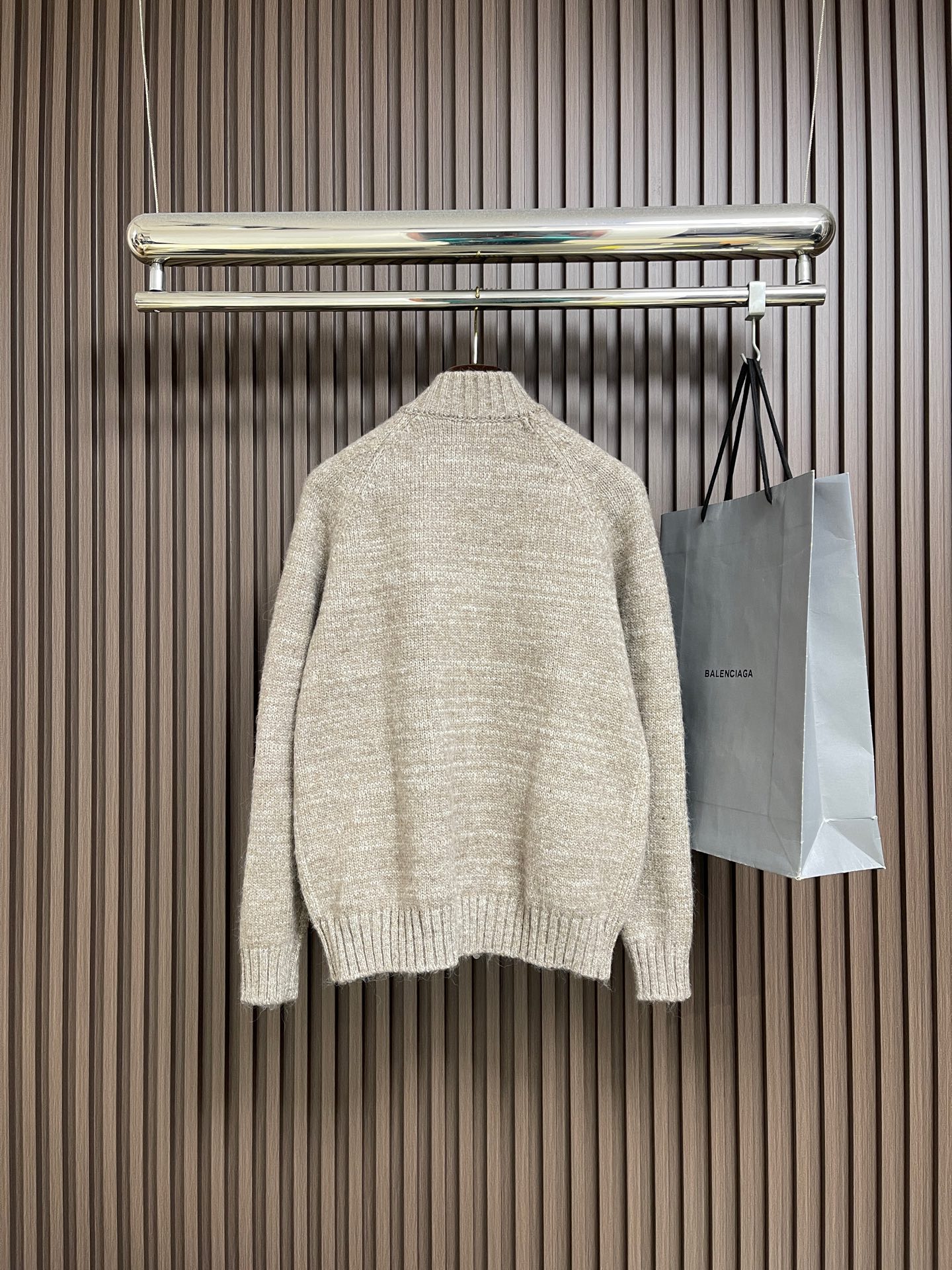 🛒🛒BC 2025ss秋冬新款经典简约拉练针织毛衣，它以其卓越的品质和精湛的工艺，成为了众多时尚爱好者的