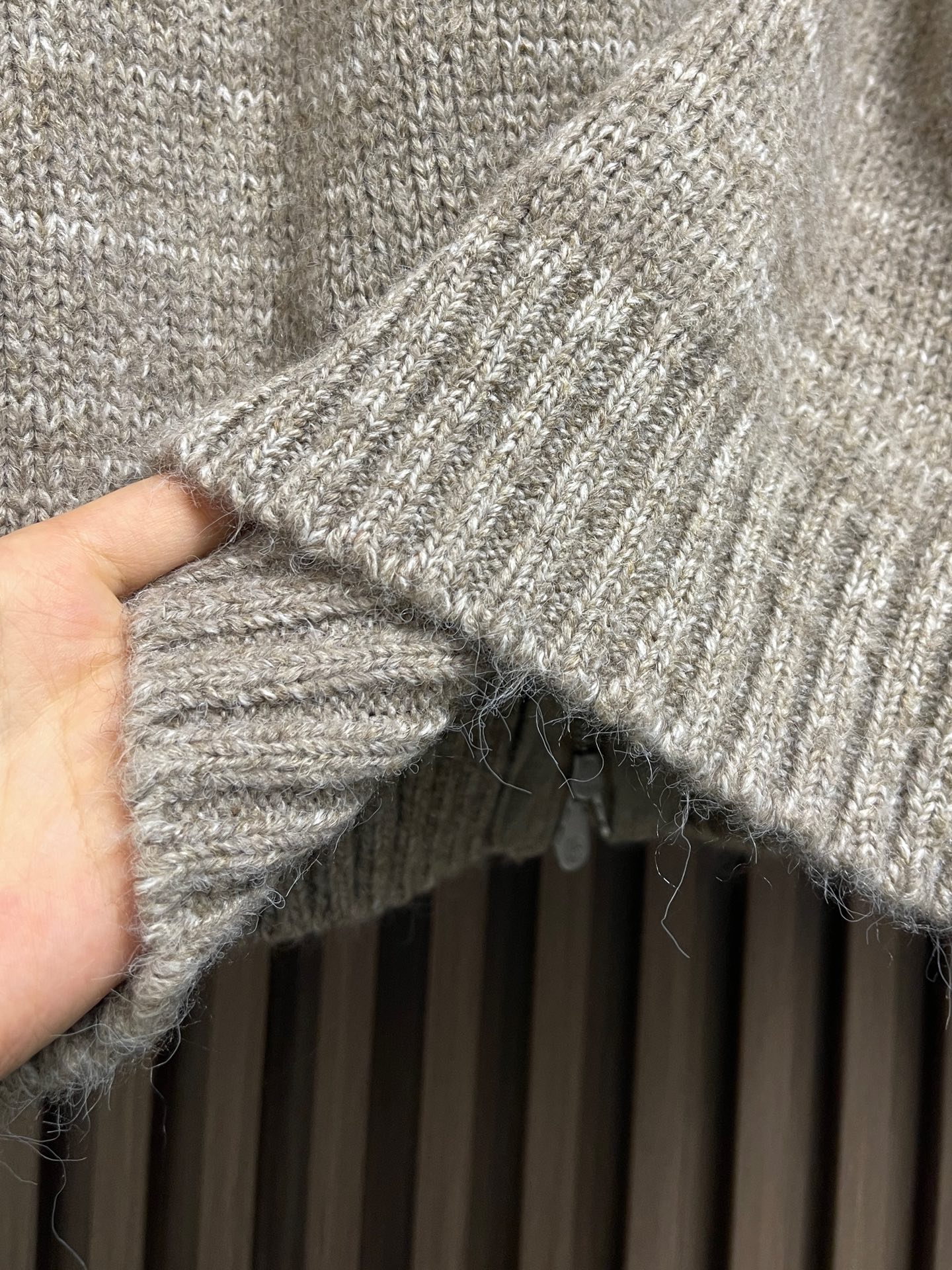 🛒🛒BC 2025ss秋冬新款经典简约拉练针织毛衣，它以其卓越的品质和精湛的工艺，成为了众多时尚爱好者的