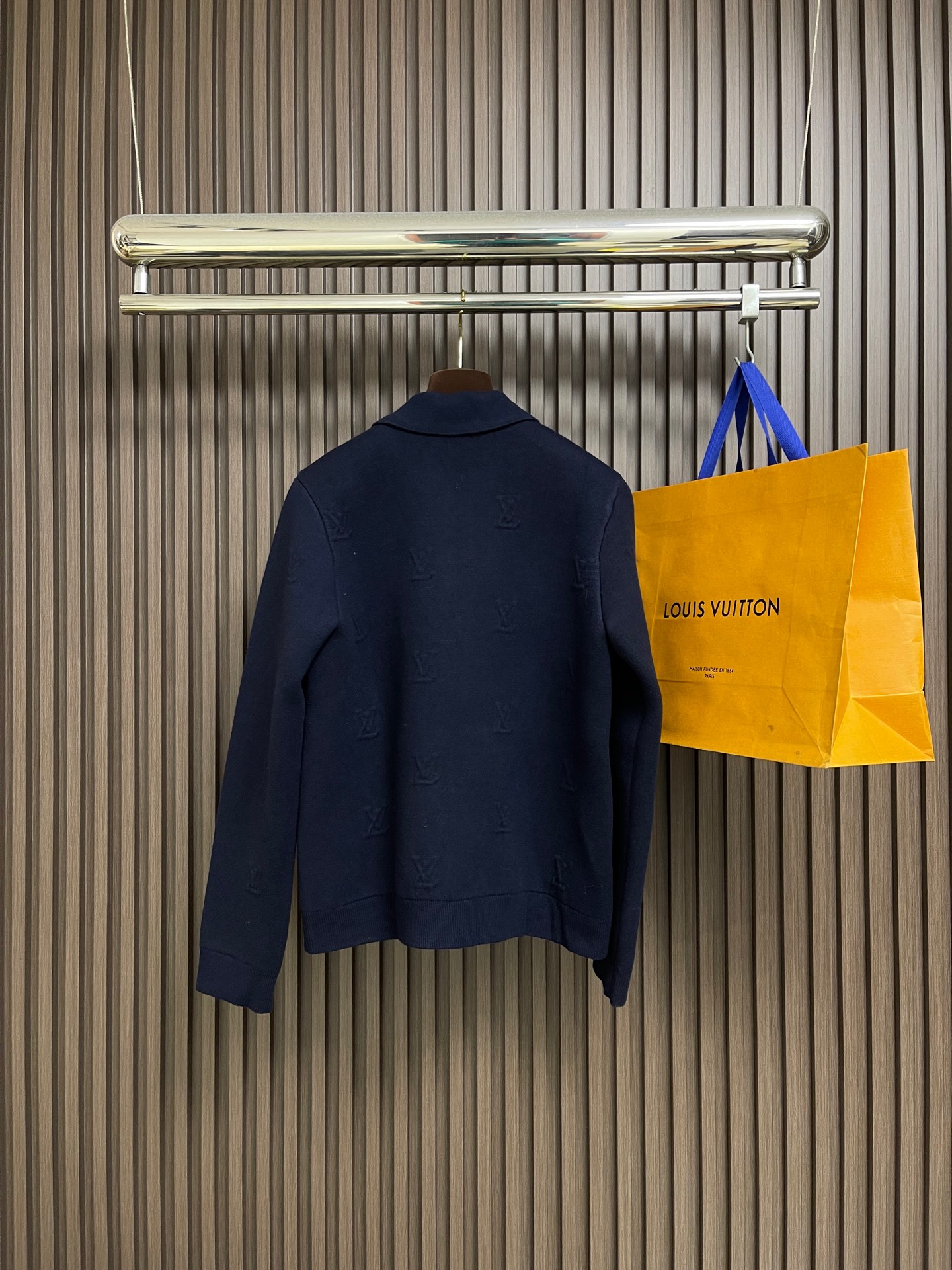 🛒🛒LV 2025ss新款压纹科技针织毛衣束腰夹克，本款拉链束腰夹克取材科技绵羊毛混纺，依托提花针织工艺