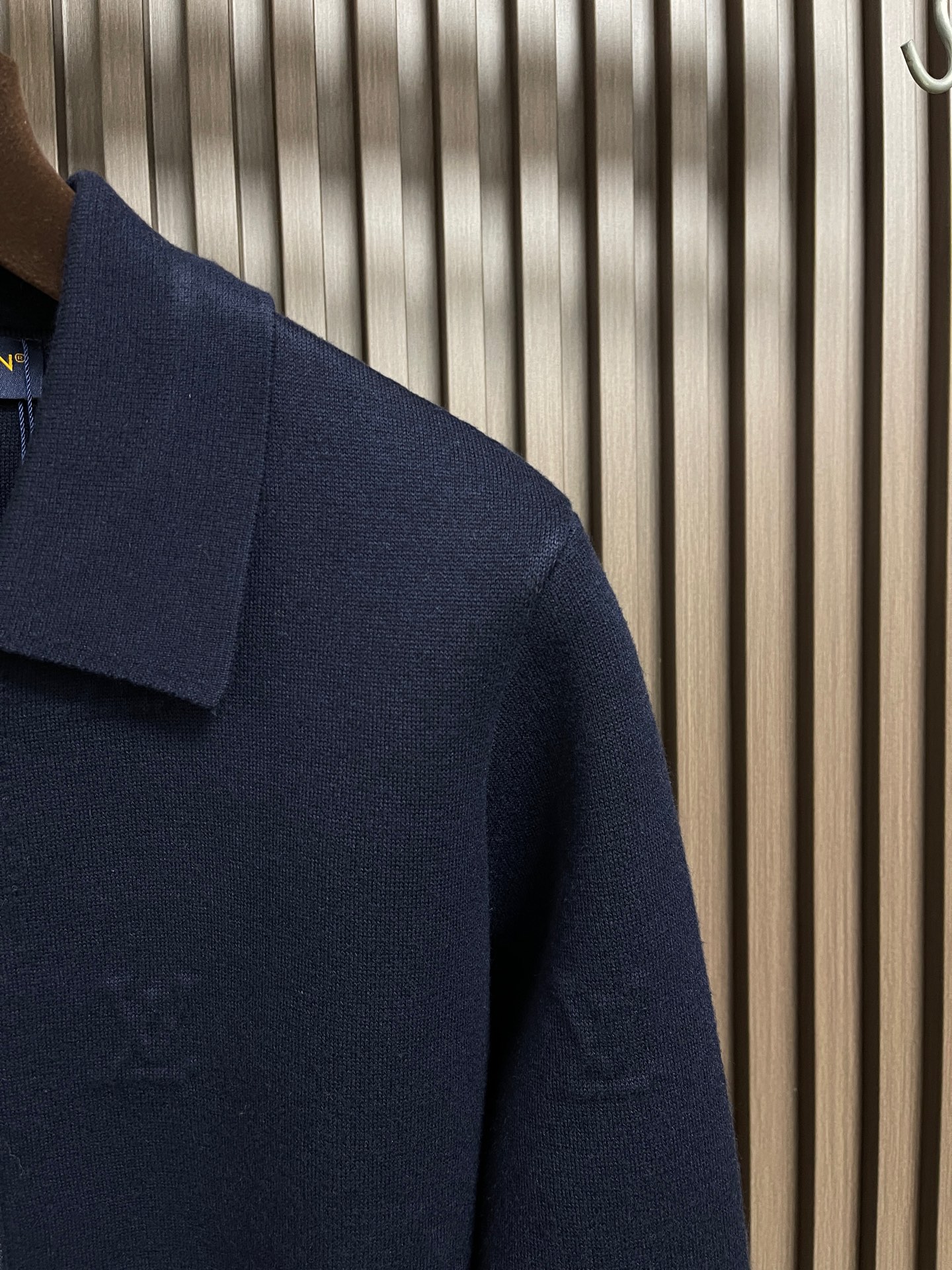 🛒🛒LV 2025ss新款压纹科技针织毛衣束腰夹克，本款拉链束腰夹克取材科技绵羊毛混纺，依托提花针织工艺