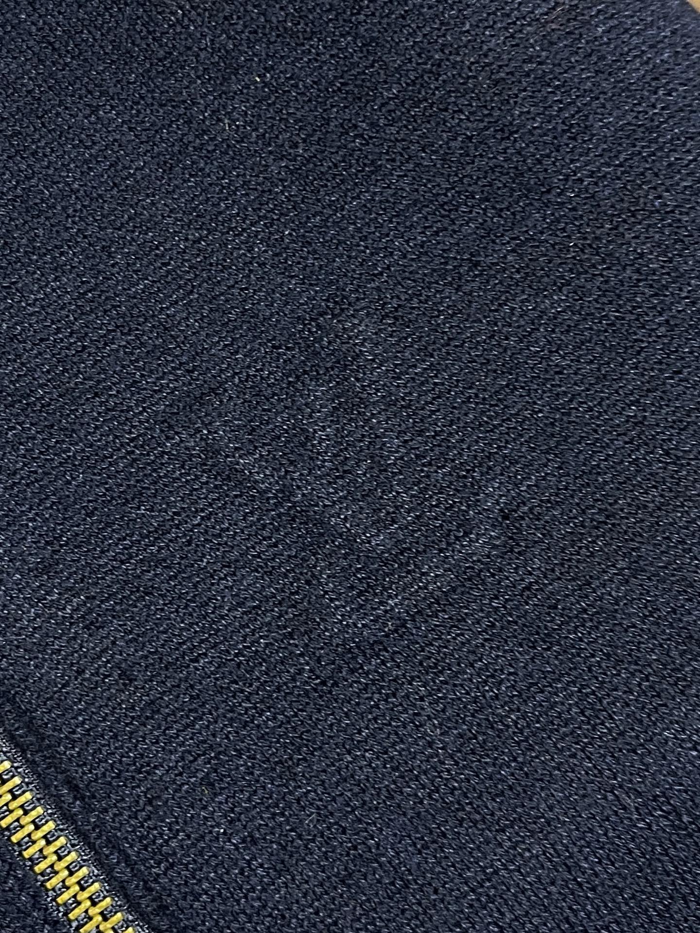 🛒🛒LV 2025ss新款压纹科技针织毛衣束腰夹克，本款拉链束腰夹克取材科技绵羊毛混纺，依托提花针织工艺