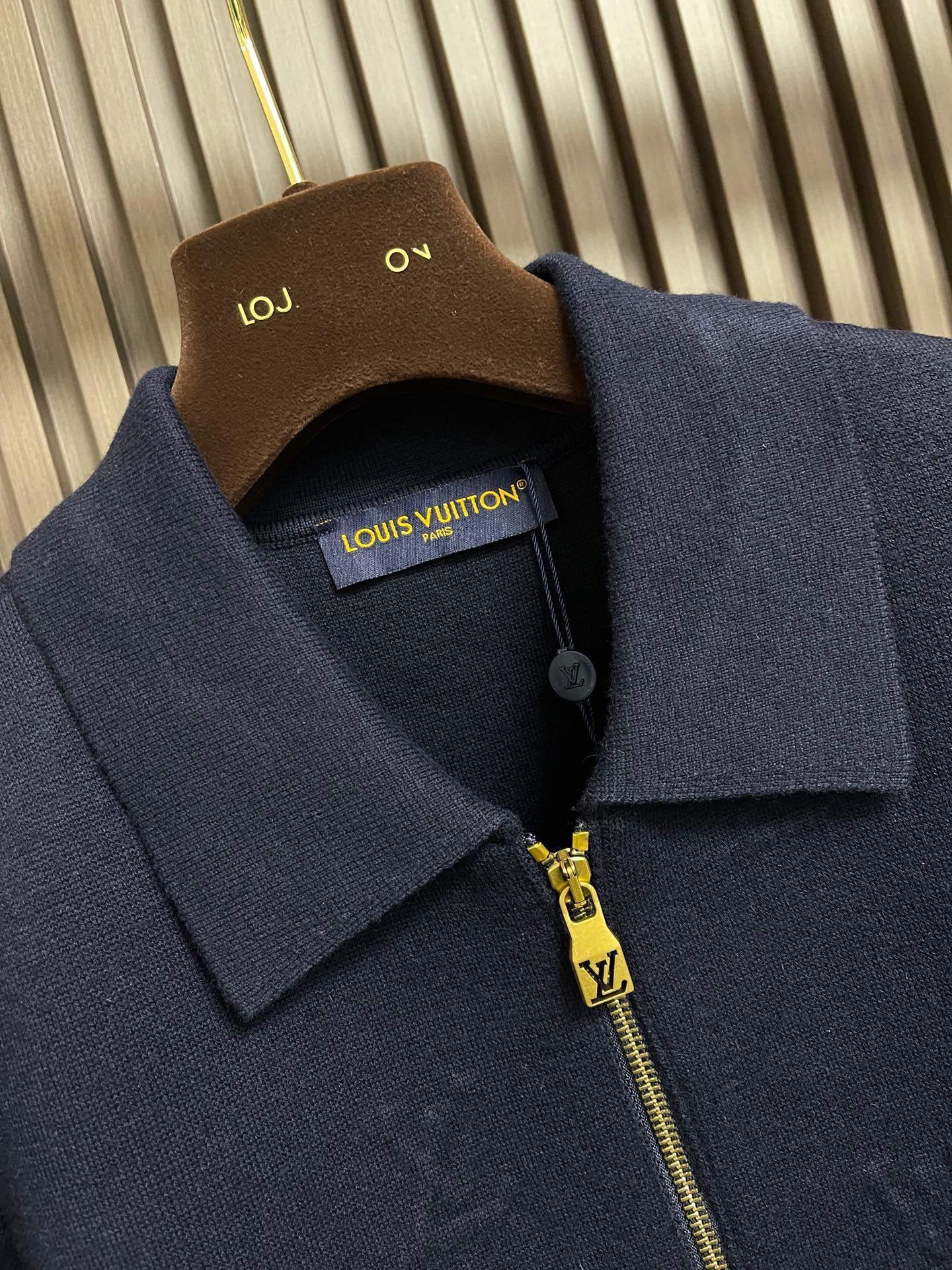 🛒🛒LV 2025ss新款压纹科技针织毛衣束腰夹克，本款拉链束腰夹克取材科技绵羊毛混纺，依托提花针织工艺