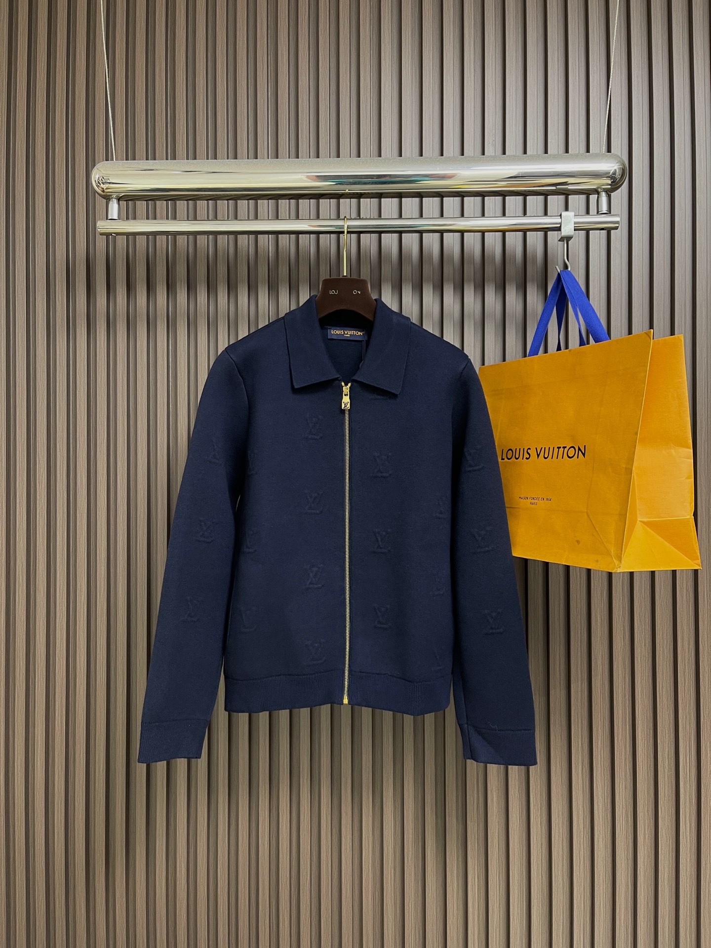 NO:624428,LV 2025ss new embossed technical knitted sweater tunic jacket. This zippered tunic jacket is made of technical sheep wool blend. It relies on jacquard knitting technology to present a full three-dimensional Blason ro pattern, and then matches the dazzling zipper with an inscribed zipper puller. The elegant temperament is self-evident. Sizes S-XL, Louis Vuitton, jackets & coats, sweaters, alexander wang19860909LV 2025ss新款压纹科技针织毛衣束腰夹克,本款拉链束腰夹克取材科技绵羊毛混纺,依托提花针织工艺呈现全幅立体 Blason ro图案,再为耀目拉链搭配 铭纹拉链头,考究气质不言而喻.尺码S-XL,,louis vuitton,jackets & coats,sweaters,alexander wang,Men's clothing