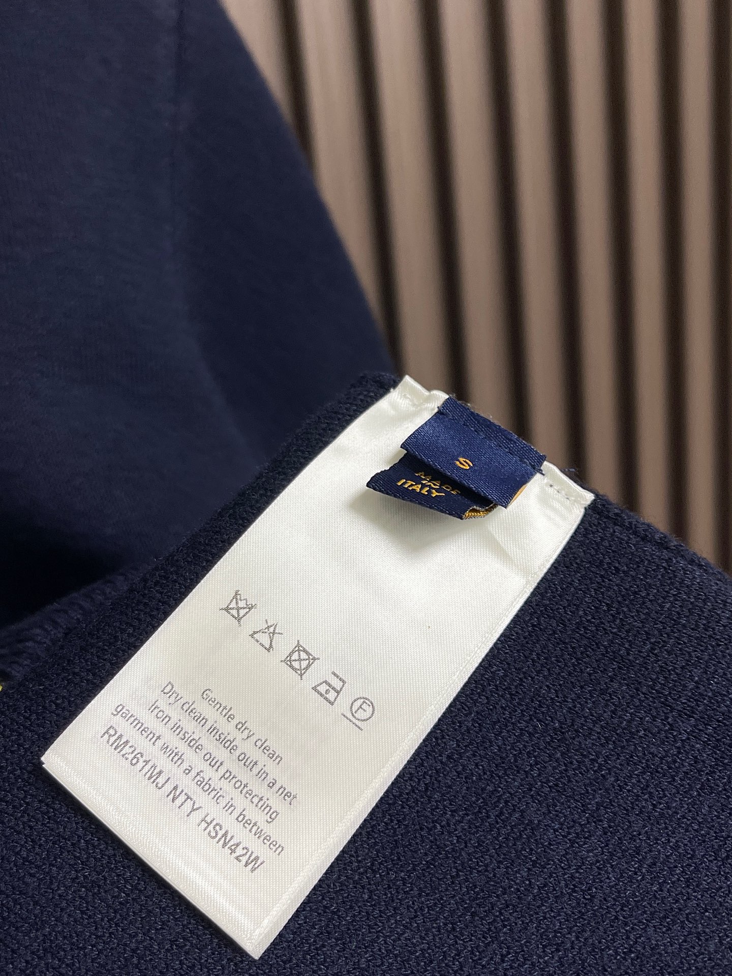 🛒🛒LV 2025ss新款压纹科技针织毛衣束腰夹克，本款拉链束腰夹克取材科技绵羊毛混纺，依托提花针织工艺