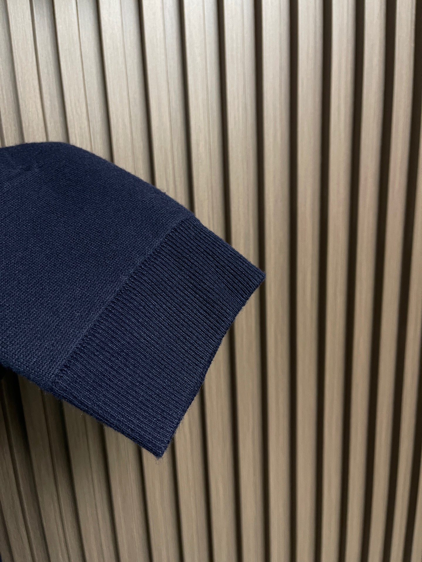 🛒🛒LV 2025ss新款压纹科技针织毛衣束腰夹克，本款拉链束腰夹克取材科技绵羊毛混纺，依托提花针织工艺