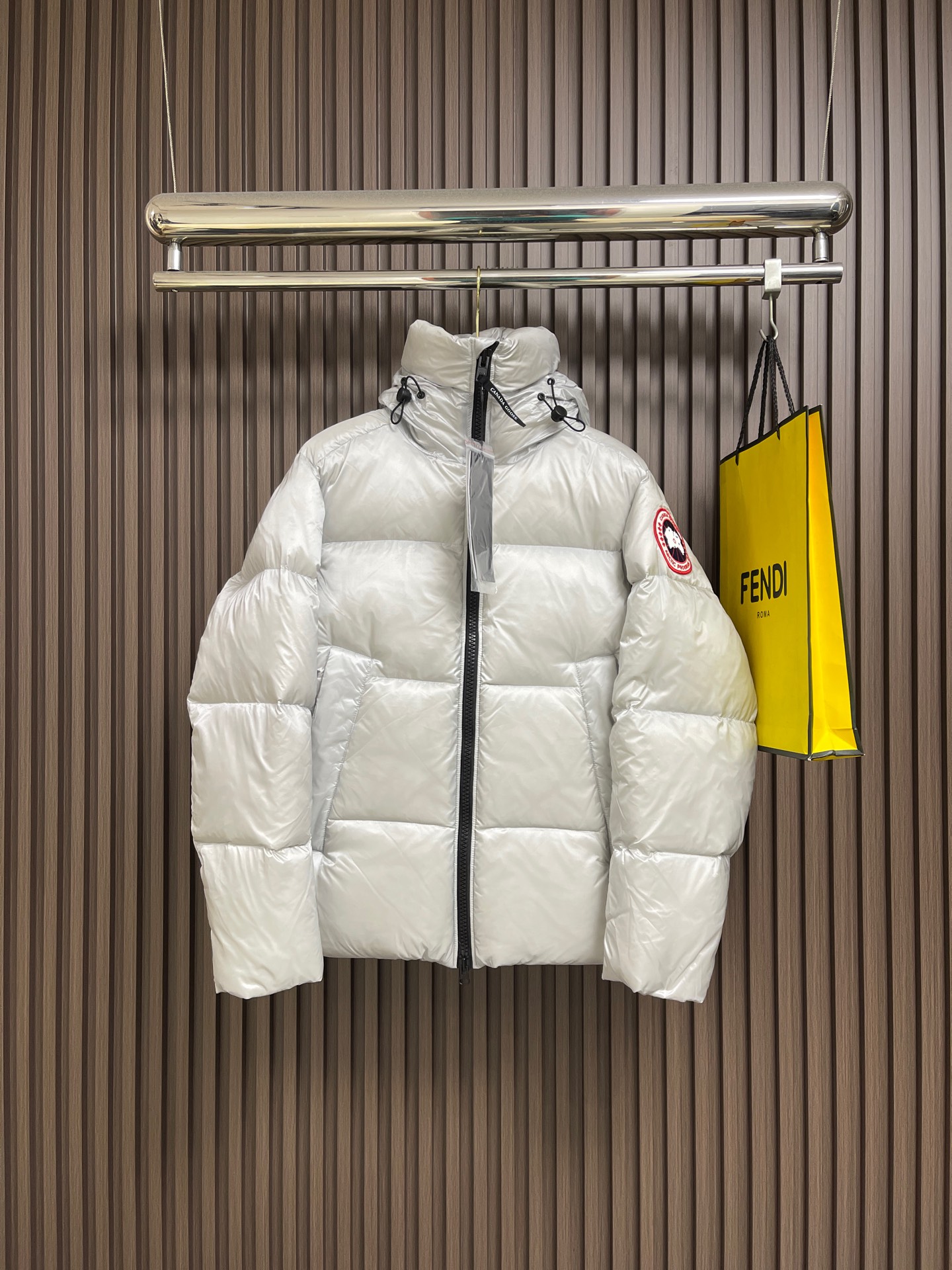 NO:624417,CANADA GOOSE Canada Goose 2025SS autumn and winter limited edition 2252 new crofton puff hooded down jacket, crofton soft bread, cold protection effect up to level 4, using recycled feather-light tear-resistant fabric, ultra-light, no weight on the upper body at all!  The unique black label highlights your temperament!  !Sizes XS-L,,down jacket,hats,alexander wang19860909CANADA GOOSE 加拿大鹅 2025SS秋冬限定2252款新款crofton泡芙连帽羽绒服,crofton 松软大面包,防寒效果高达4级,采用再生feather-light抗撕裂面料,超轻便,上身完全没有负重感！ 独特黑标更彰显气质！!尺码XS-L,,down jacket,hats,alexander wang,Men's clothing