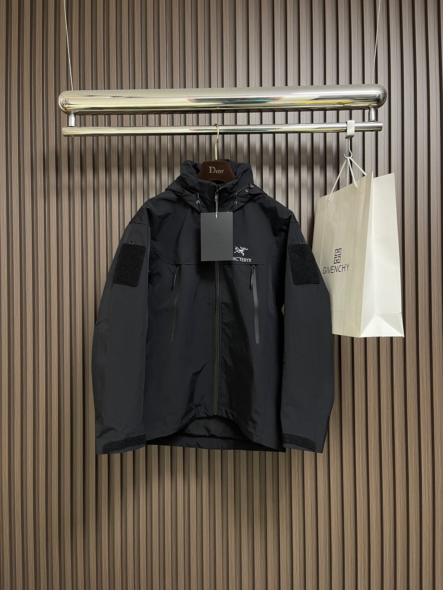 NO:624460,ARCTERYX outdoor men's windproof and warm hooded outdoor sports jacket, with simple and elegant color matching, can meet different occasions and personal needs. It is windproof and warm for outdoor sports, functional climbing, etc.  The spliced and cut scimitar embroidered upper body does not affect the action of various tactics. It is handsome and can be worn by both men and women. It is made of three-proof fabric and has excellent windproof and waterproof properties. It can provide you with reliable protection no matter what kind of bad weather you face. The inner nylon lining is skin-friendly and delicate, giving skin gentleness.  Care, bringing unparalleled comfort experience. It is particularly worth mentioning that the unique Velcro design on the arms can be DIYed, allowing you to fully display your individual creativity and create your own fashion style. Sizes M-XXL, arc'teryx, jackets  & coats,jackets & coats,hats,alexander wang19860909ARCTERYX 始祖鸟户外男士防风保暖连帽户外运动夹克外套,简约大气的色彩搭配,满足不同场合与个性需求.户外运动功能性攀登爬山等抗风保暖, 拼接裁剪弯刀绣工艺上身不影响各种战术的动作版型帅炸男女都可穿.其采用三防面料,具备出色的防风、防水性能,无论面对何种恶劣天气,都能为你提可靠的防护.内部的尼龙里布亲肤细腻,给予肌肤温柔呵护,带来无与伦比的舒适体验.尤为值得一提的是,手臂处独特的魔术贴设计,可进行DIY,让你充分展现个性创意,打造专属于自己的时尚风格.尺码M-XXL,arc'teryx,jackets & coats,jackets & coats,hats,alexander wang,Men's clothing