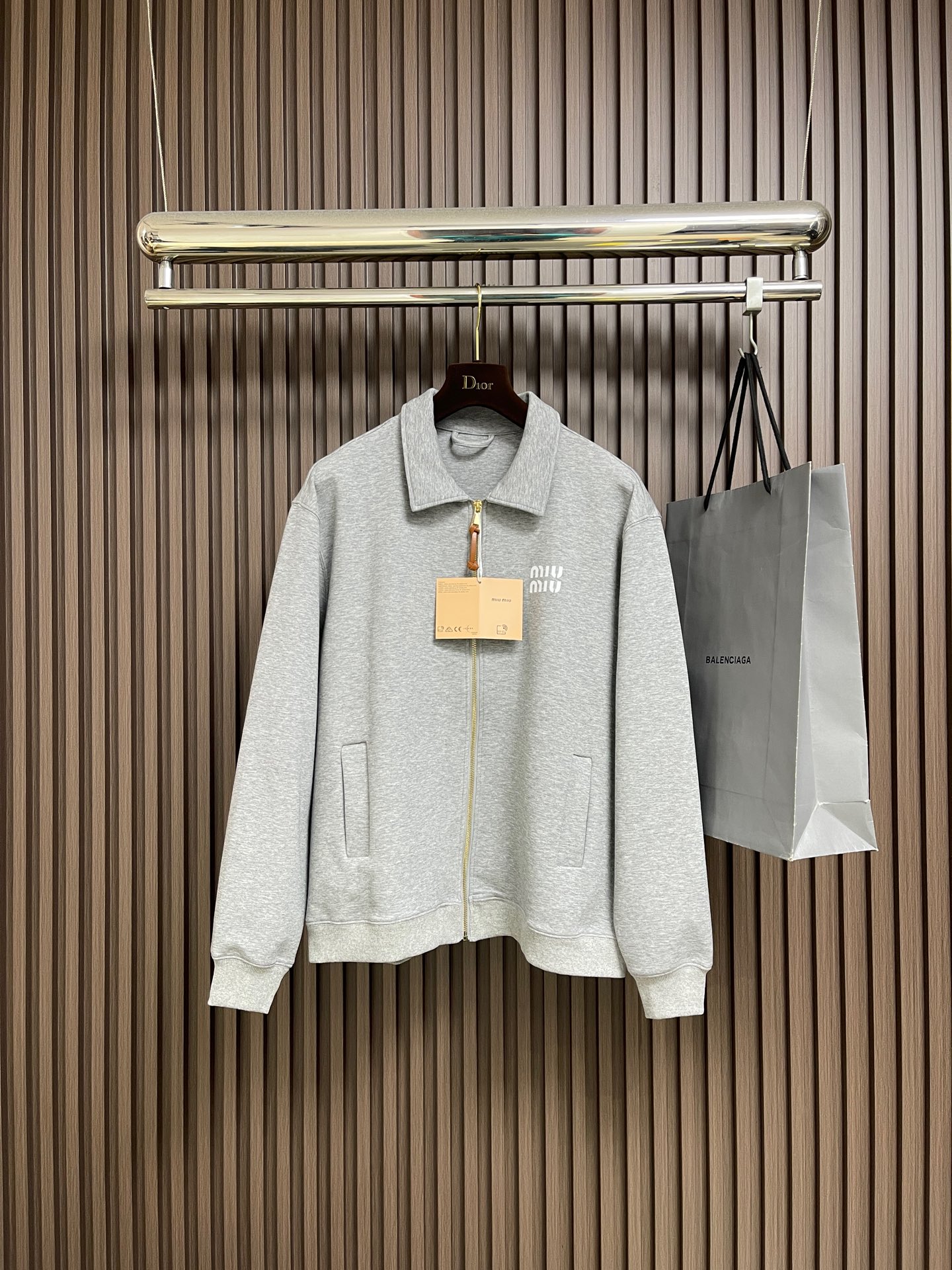 NO:624426,miumiu  Logo printed jacket, the fabric is made of the original pure cotton material, the fabric is skin-friendly and soft, making the wearing experience luxurious, and it also presents a unique micro-glossy texture. The elastic cuffs and hem design cleverly outline the body lines, avoid bloat, maintain a neat feeling while being loose, and enhance the overall look.  Clothes printing adopts solid printing technology, and has been accurately revised three times on the film screen to ensure that the pattern is clear and full. Through glue printing and high-temperature baking, the pattern is strong and durable, lasting like new. It is custom-woven and dyed, without any color difference from the original version. Sizes M-XXL,,miumiu,jackets  & coats,jackets & coats,alexander wang19860909miumiu 徽标印花夹克外套,面料采用原版一致纯棉材质,面料亲肤柔软,穿着体验奢华,同时呈现出独特的微光泽质感.松紧袖口与下摆设计,巧妙勾勒身形线条,避免臃肿,在宽松中保持利落感,提升整体造型的层次.整衣印花采用固体印花工艺,历经三次菲林网板精准修改,确保图案清晰饱满.通过胶浆印刷与高温烘烤,图案牢固耐穿,持久如新.定织定染,与原版无任何色差.尺码M-XXL,,miumiu,jackets & coats,jackets & coats,alexander wang,Men's clothing