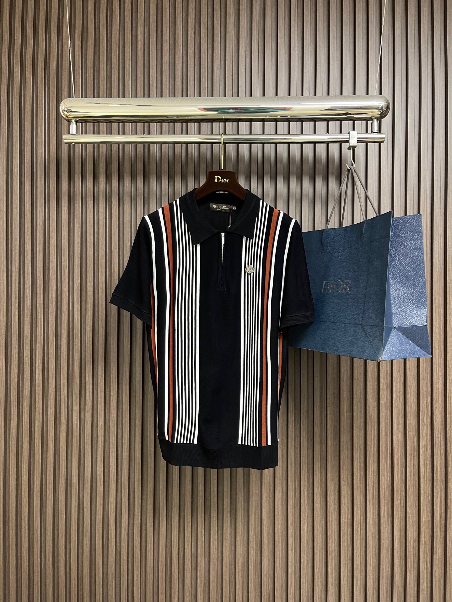 NO:624430,LP Loro Piana 2026ss new sweater striped design short-sleeved POLO, Loro Piana chest hand-stitched hardware. The fabric is perfectly made with 14 needles of imported machines to restore the upper body spirit. Comfortable and breathable. Slim fit. Size 46-52,,loro piana,loro piana,T-shirt,alexander wang19860909LP Loro Piana 2026ss新款针织衫条纹设计短袖POLO,Loro Piana胸前手缝五金 面料采用进口机器14针完美制作 还原 上身精神 舒适透气 修身版型.尺码46-52,,loro piana,loro piana,T-shirt,alexander wang,Men's clothing