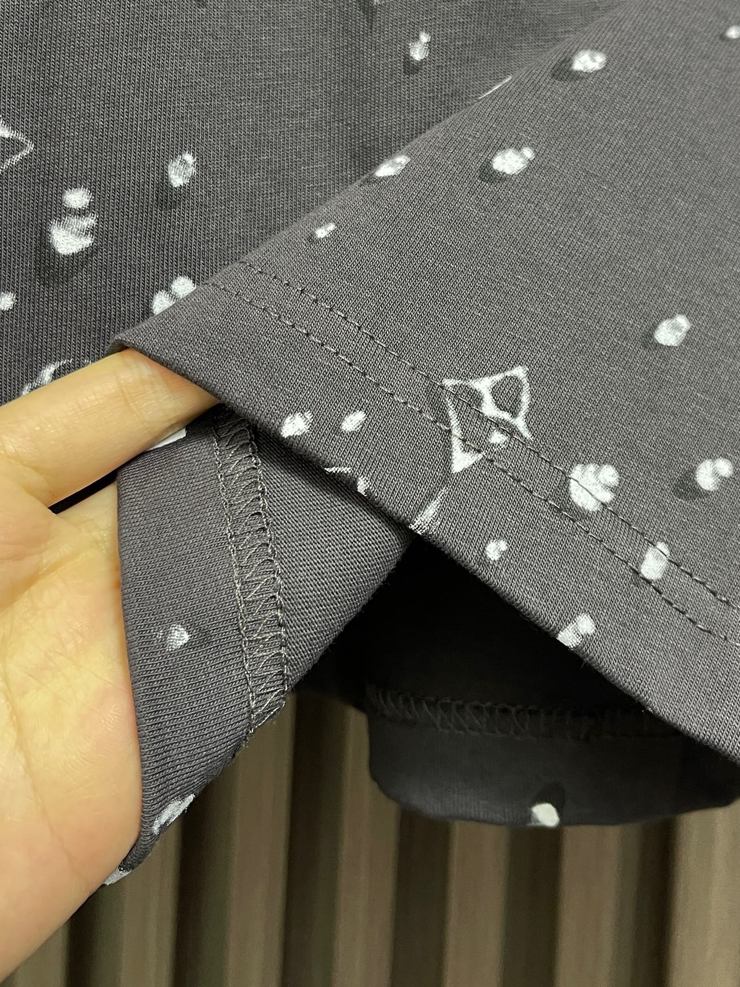 🛒🛒LV 圆领套头字母水滴水钻短袖T恤，这款短袖T恤采用高品质纯棉面料，手感柔软且透气性良好。整体采用圆