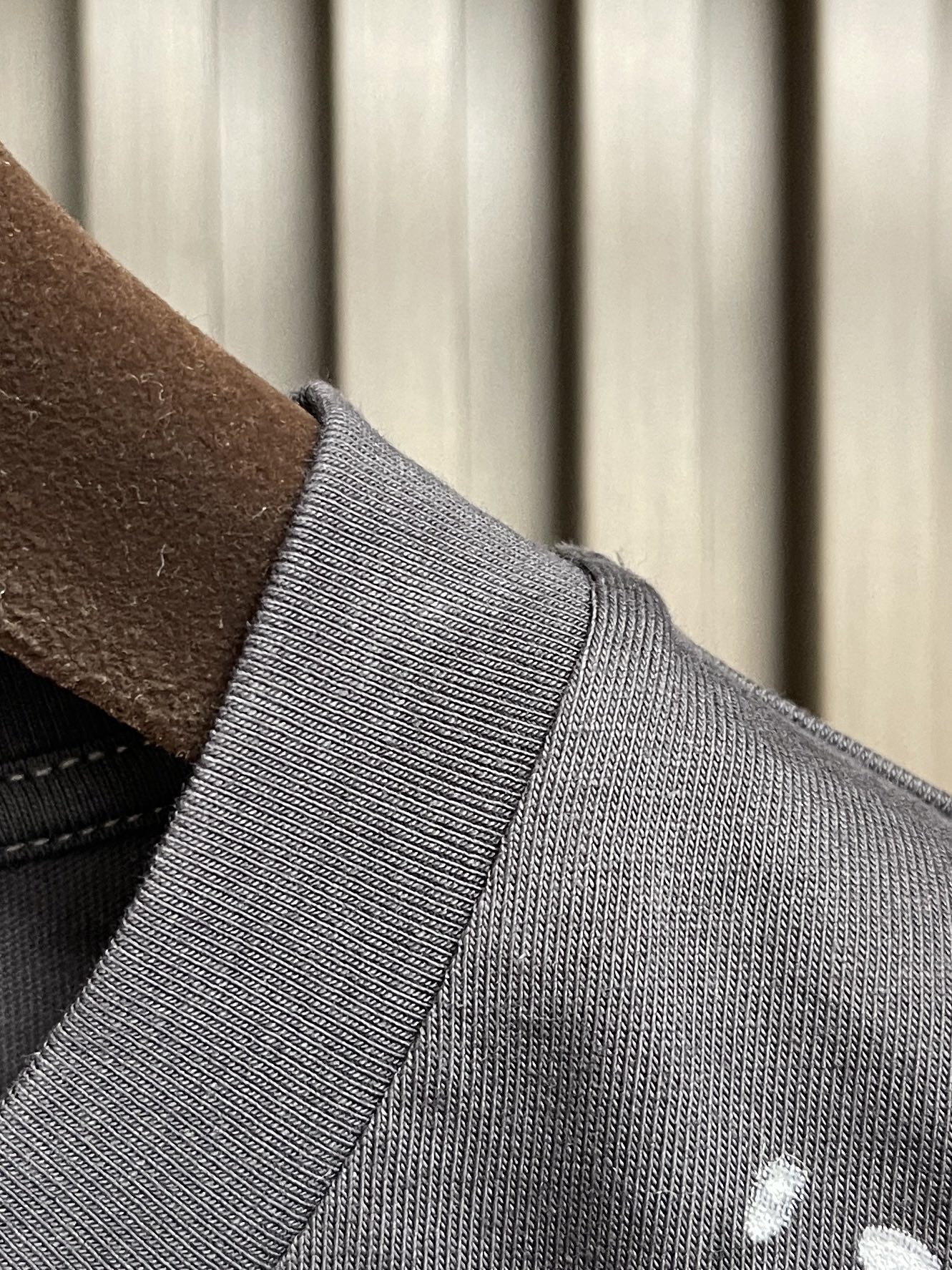 🛒🛒LV 圆领套头字母水滴水钻短袖T恤，这款短袖T恤采用高品质纯棉面料，手感柔软且透气性良好。整体采用圆