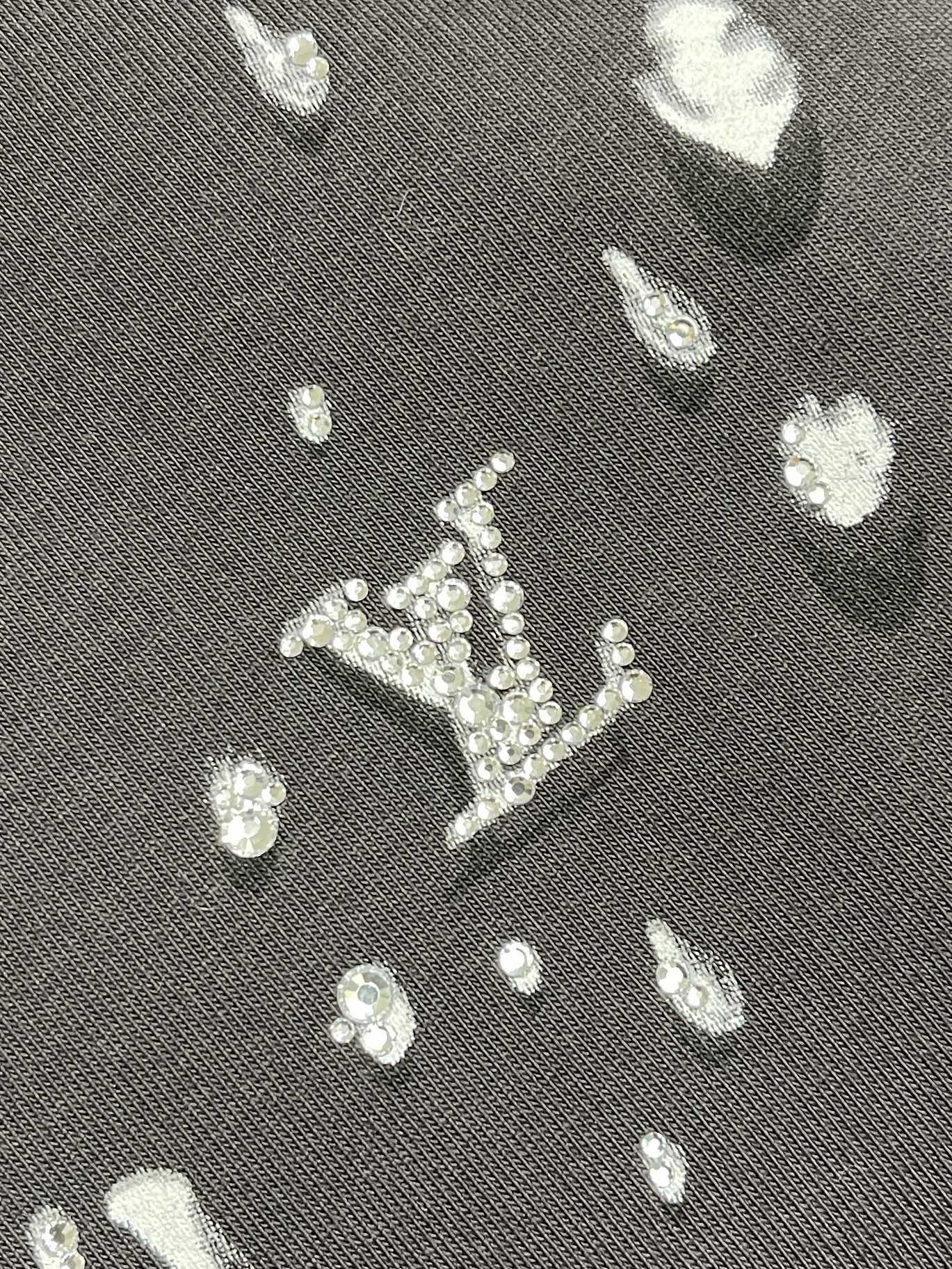 🛒🛒LV 圆领套头字母水滴水钻短袖T恤，这款短袖T恤采用高品质纯棉面料，手感柔软且透气性良好。整体采用圆