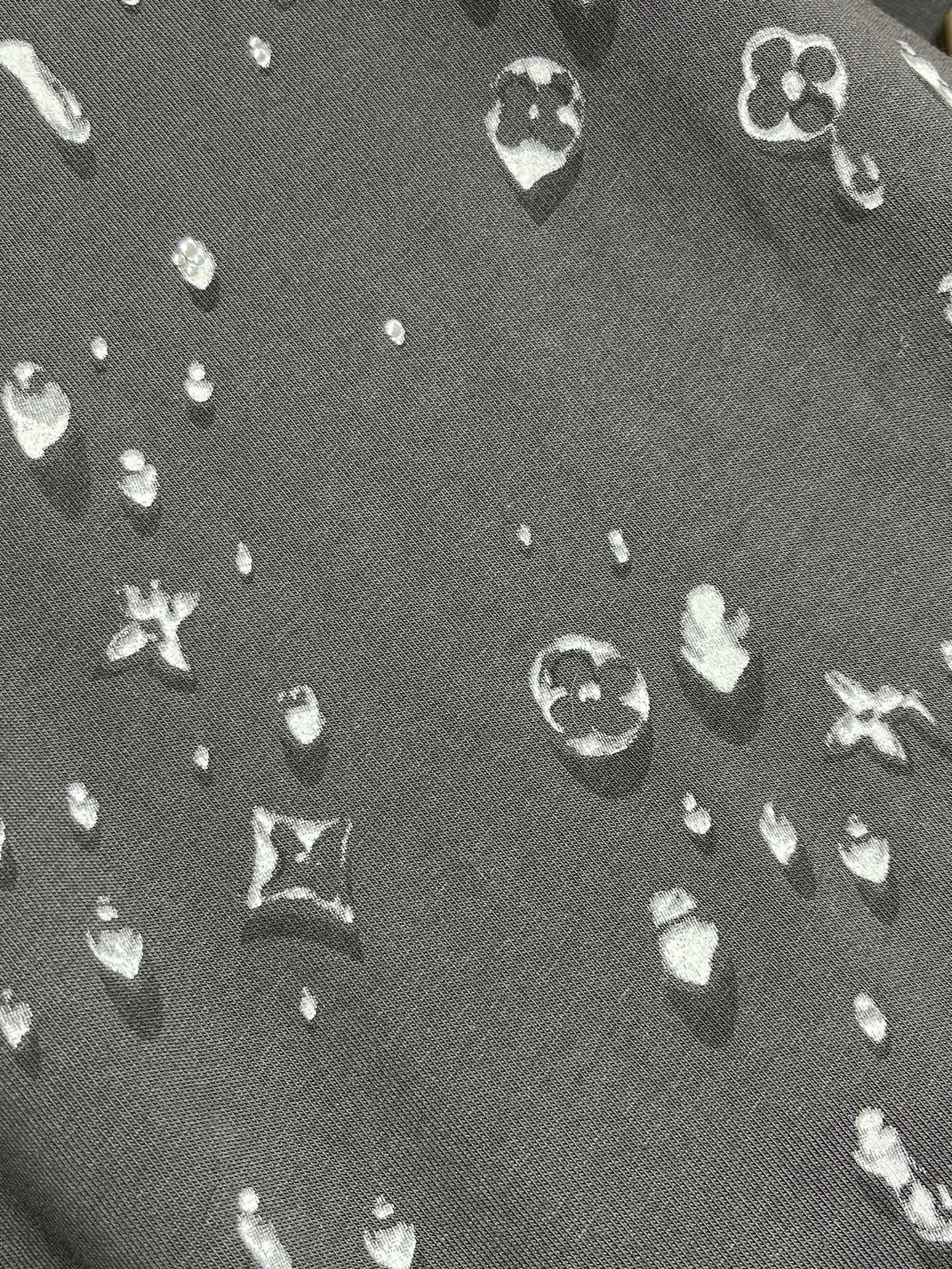 🛒🛒LV 圆领套头字母水滴水钻短袖T恤，这款短袖T恤采用高品质纯棉面料，手感柔软且透气性良好。整体采用圆