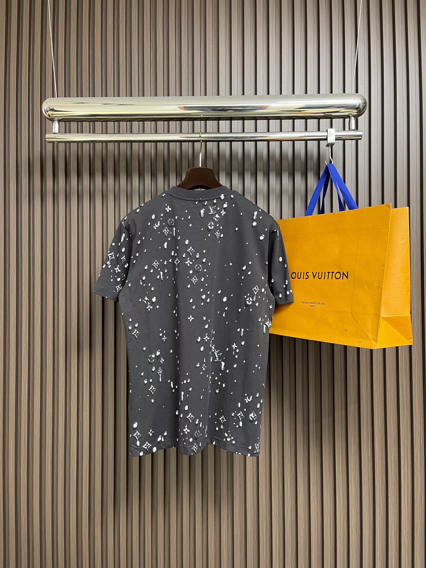 🛒🛒LV 圆领套头字母水滴水钻短袖T恤，这款短袖T恤采用高品质纯棉面料，手感柔软且透气性良好。整体采用圆