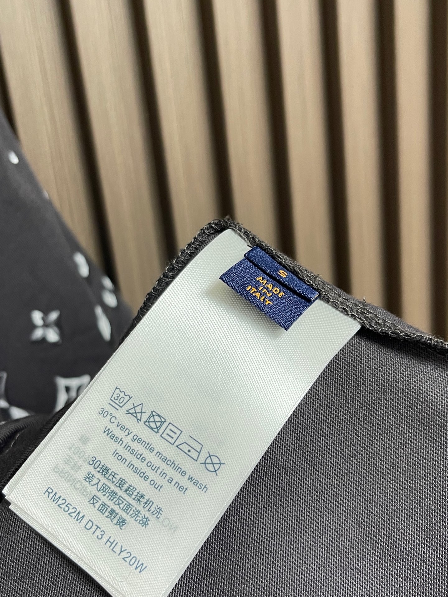 🛒🛒LV 圆领套头字母水滴水钻短袖T恤，这款短袖T恤采用高品质纯棉面料，手感柔软且透气性良好。整体采用圆