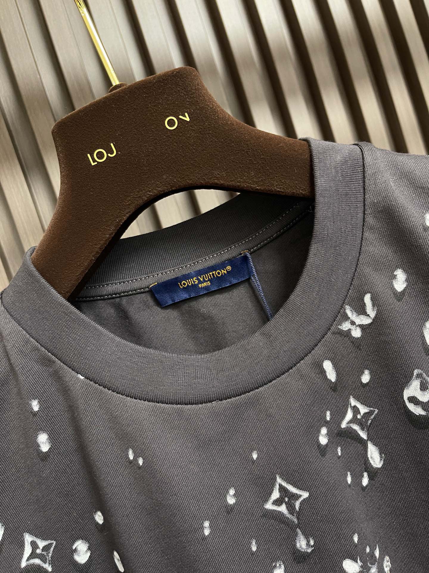 🛒🛒LV 圆领套头字母水滴水钻短袖T恤，这款短袖T恤采用高品质纯棉面料，手感柔软且透气性良好。整体采用圆