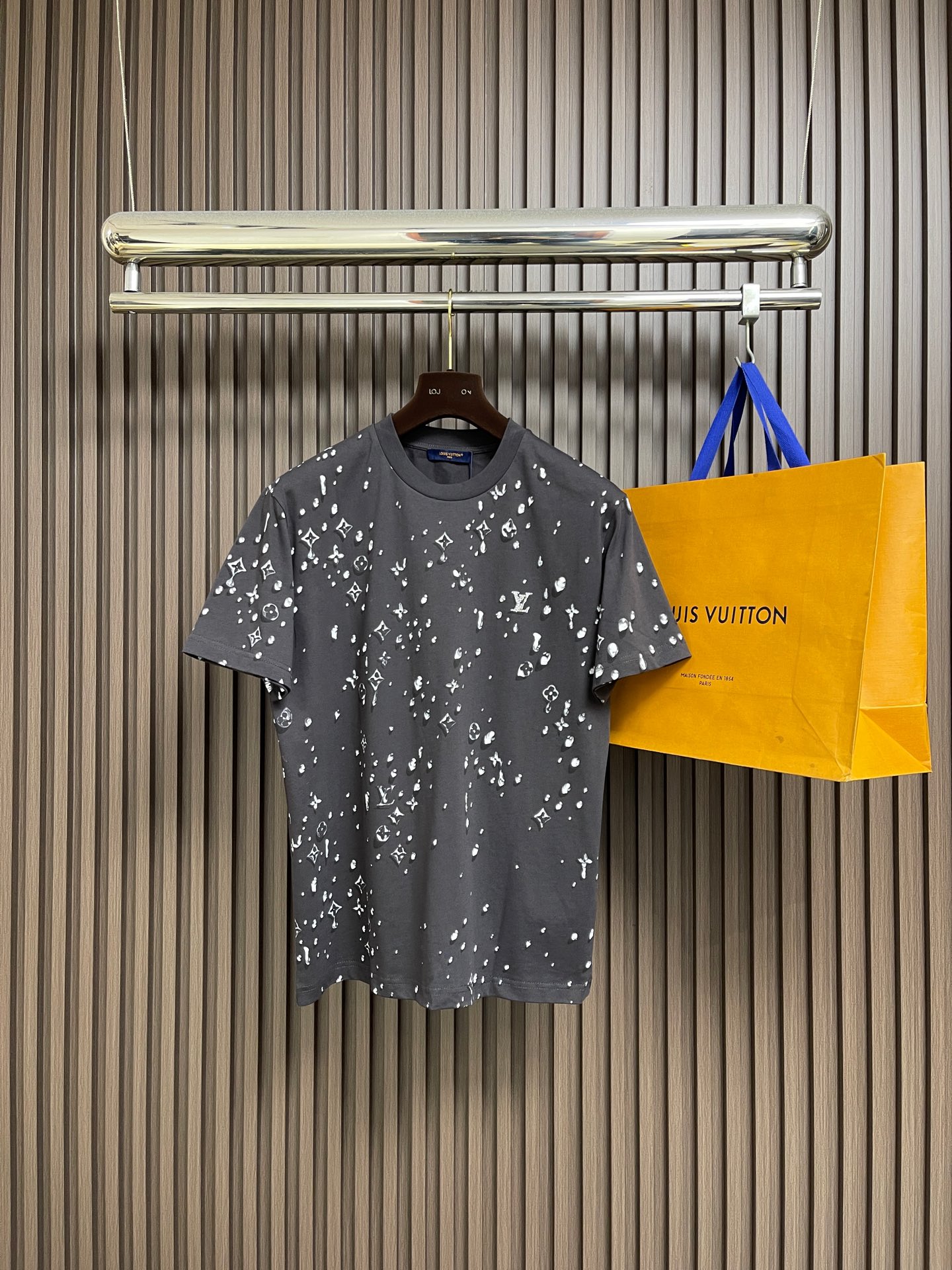 NO:624424,LV  Round neck pullover letter drop and rhinestone short-sleeved T-shirt. This short-sleeved T-shirt is made of high-quality pure cotton fabric, which is soft to the touch and has good breathability. It adopts a round-neck design as a whole, and the hemming at the neckline is delicate, making it comfortable to wear and not abrasive to the skin. The patterns on the chest and sleeves use high-precision digital printing technology, which makes the patterns clear, colorful and not easy to fade. Environmentally friendly dyes are used in the printing process.  Ensure no irritation to the skin. The body is cut smoothly, and the splicing of shoulders and sleeves adopts seamless technology, with natural lines and no excess threads. The hem adopts fine overlocking technology to enhance durability and prevent seams from opening. The overall workmanship is fine, and every stitch is even and neat, reflecting the high-quality production process. The overall wiring is straight and delicate, the fabric is comfortable and soft, and the color is consistent without color difference.  It can be matched with the same style to create a fashionable look, and can be used in various occasions. Customized accessories, complete with three standards, same style for men and women!  Size XS-L,,louis vuitton,T-shirt,tees,t-shirt,alexander wang19860909LV 圆领套头字母水滴水钻短袖T恤,这款短袖T恤采用高品质纯棉面料,手感柔软且透气性良好.整体采用圆领设计,领口处的包边处理细腻,穿着舒适不磨皮肤.胸前和袖子上的图案采用高精度数码印花工艺,图案清晰、色彩鲜艳且不易褪色.印花过程中采用环保染料,确保对皮肤无刺激.衣身剪裁流畅,肩部和袖部的拼接处采用无缝工艺,线条自然,无多余线头.下摆采用精细的锁边工艺,增强耐用性,防止开线.整体做工精细,每一道缝线都均匀整齐,体现了高品质的制作工艺.整体走线平直细腻,面料舒适柔软,颜色一致无色差 能与同款搭配营造时尚造型,驾驭各种场合,定制辅料,三标齐全,男女同款！尺码XS-L,,louis vuitton,T-shirt,tees，t-shirt,alexander wang,Men's clothing