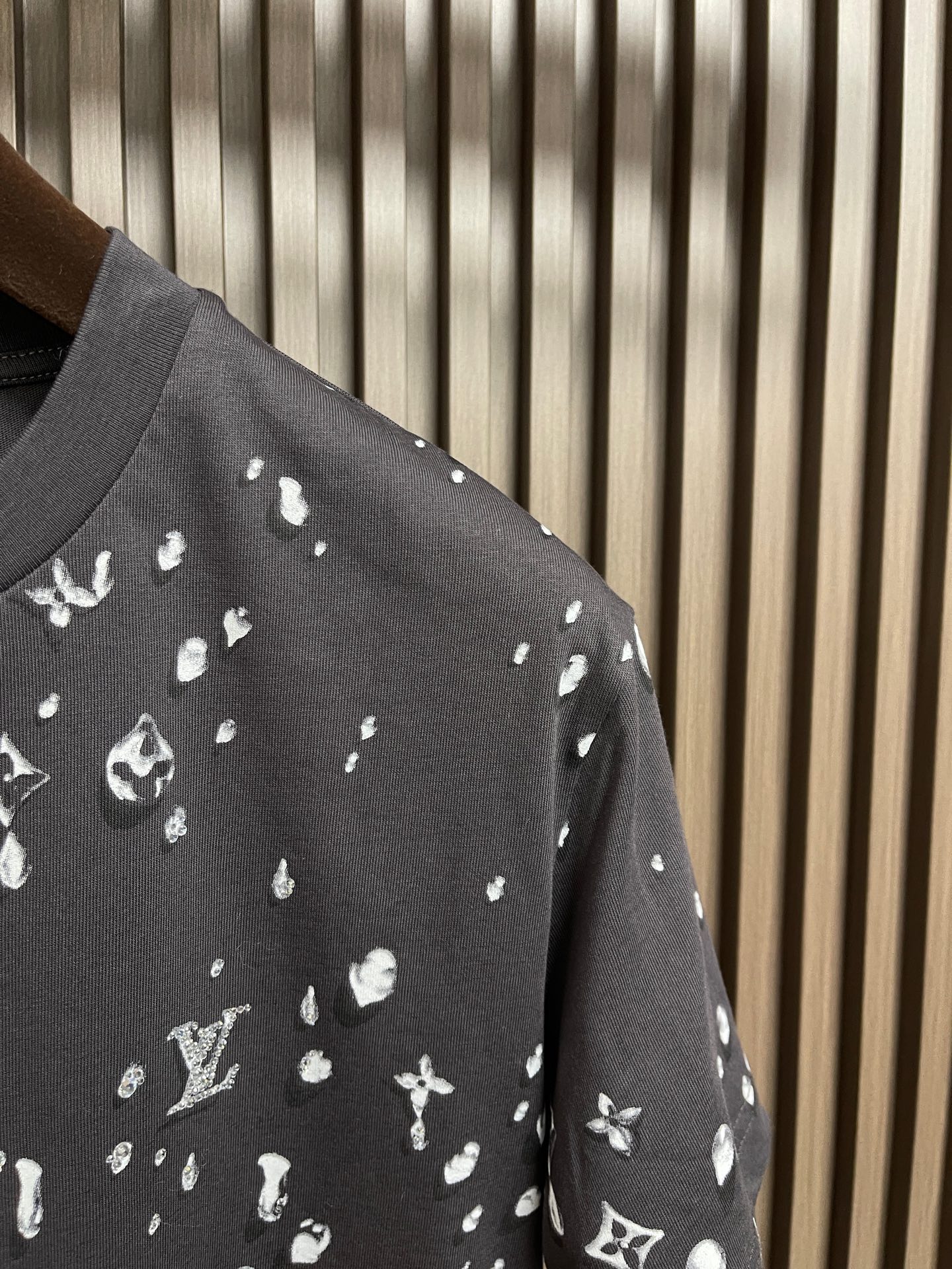 🛒🛒LV 圆领套头字母水滴水钻短袖T恤，这款短袖T恤采用高品质纯棉面料，手感柔软且透气性良好。整体采用圆