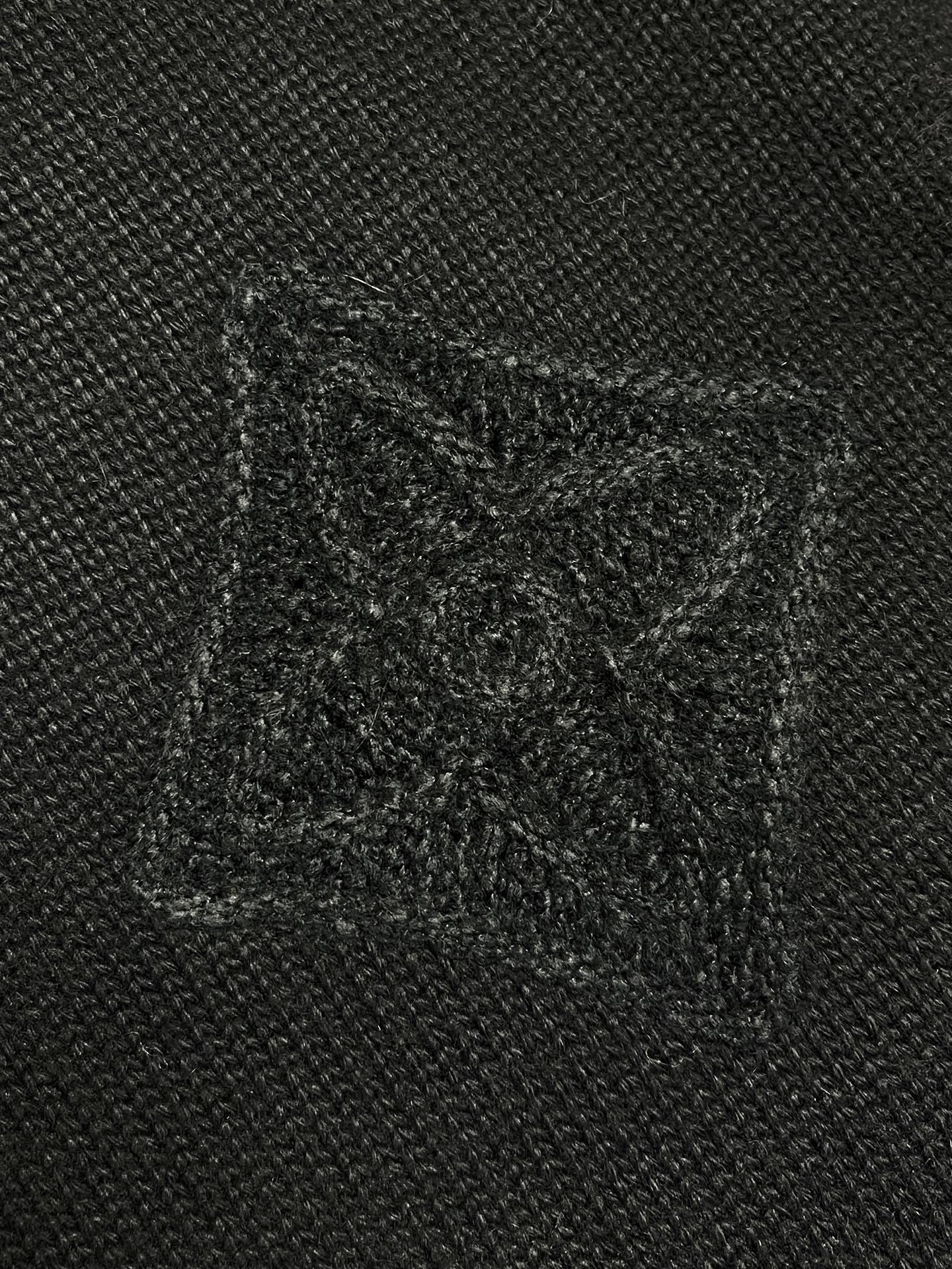 🛒🛒LV SKI滑雪系列针织镂空提花毛衣，采用高支数精纺羊毛混纺面料，以细密平针为基底，通过立体提花工艺