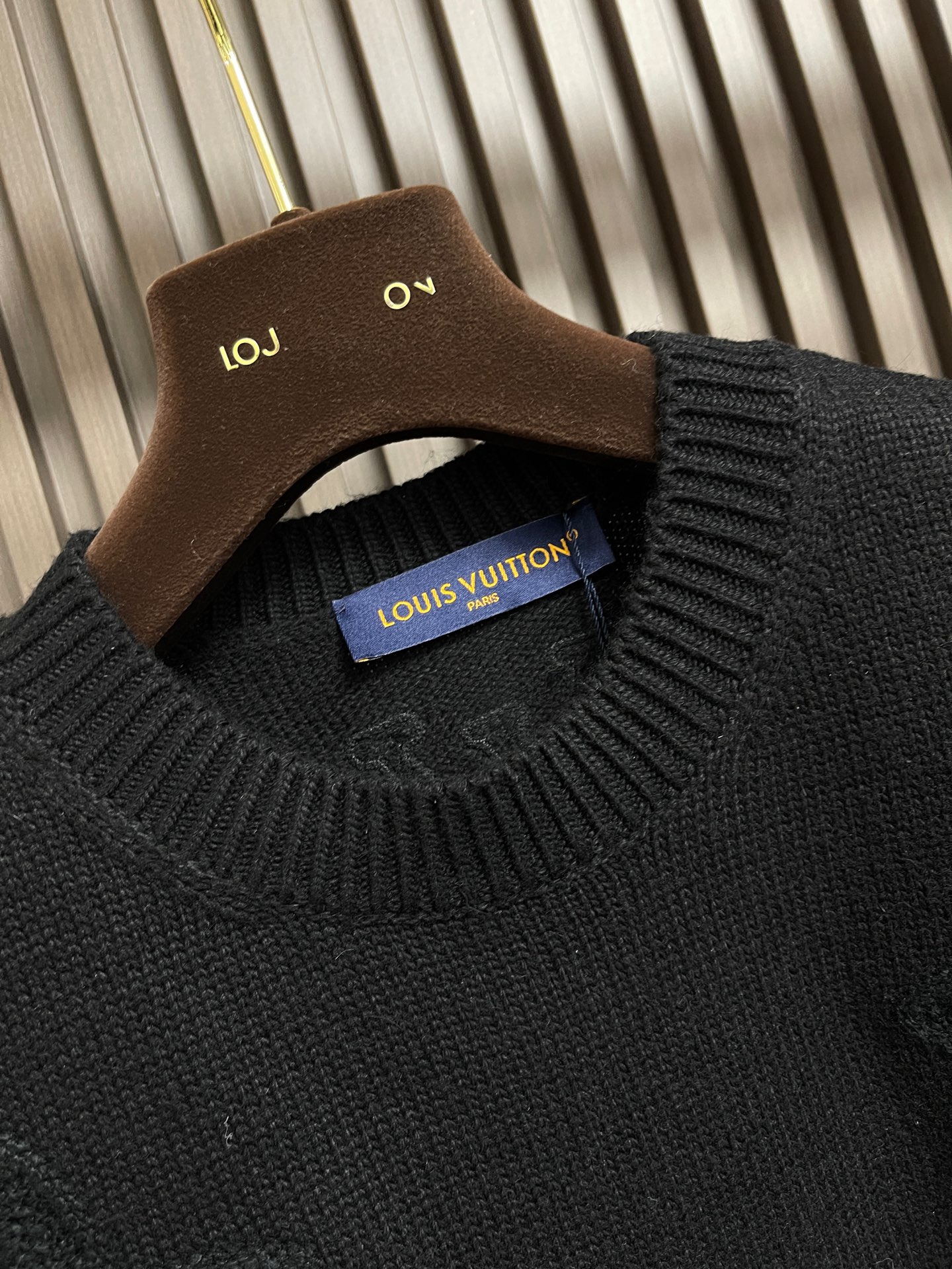 🛒🛒LV SKI滑雪系列针织镂空提花毛衣，采用高支数精纺羊毛混纺面料，以细密平针为基底，通过立体提花工艺