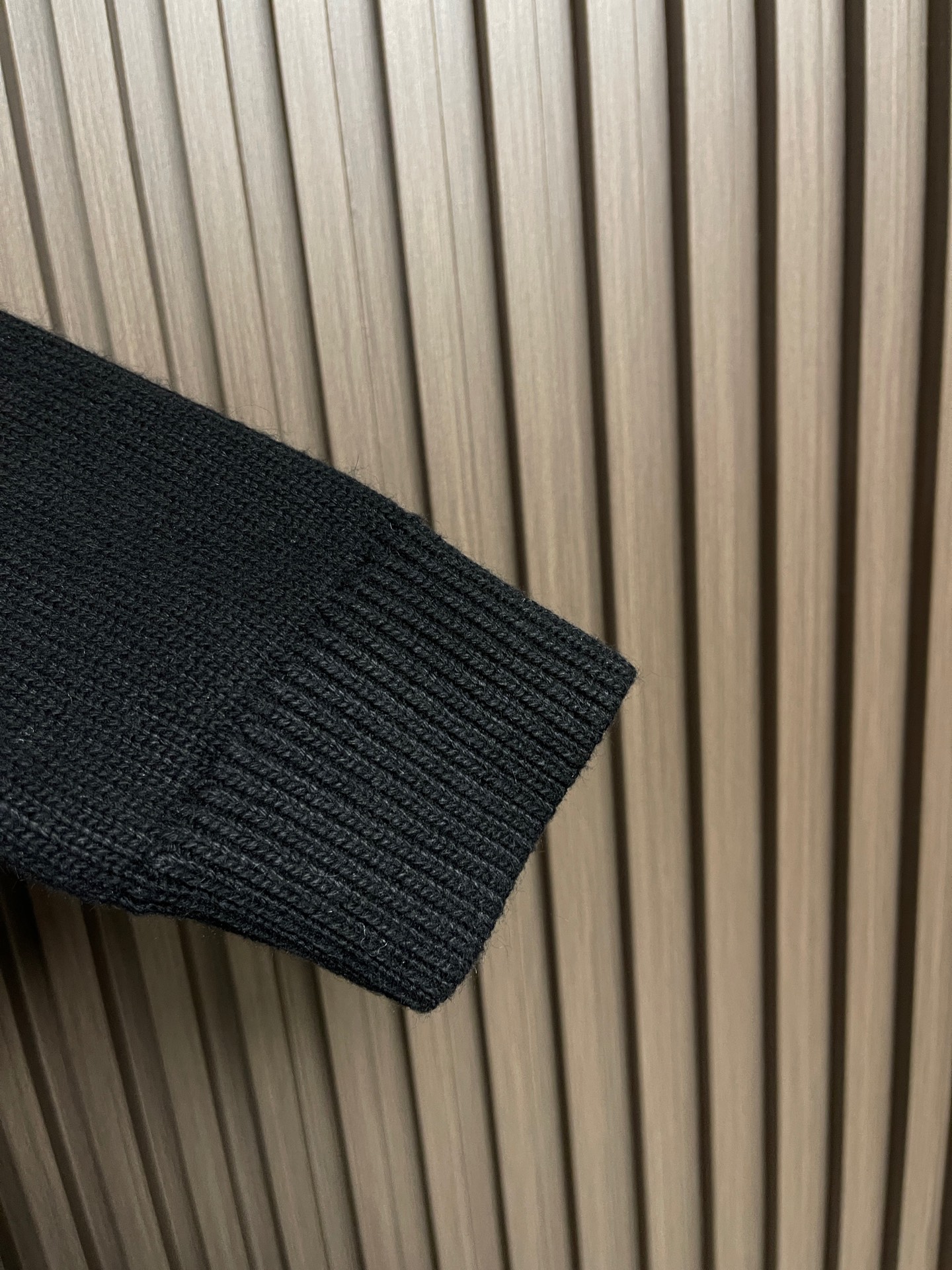 🛒🛒LV SKI滑雪系列针织镂空提花毛衣，采用高支数精纺羊毛混纺面料，以细密平针为基底，通过立体提花工艺