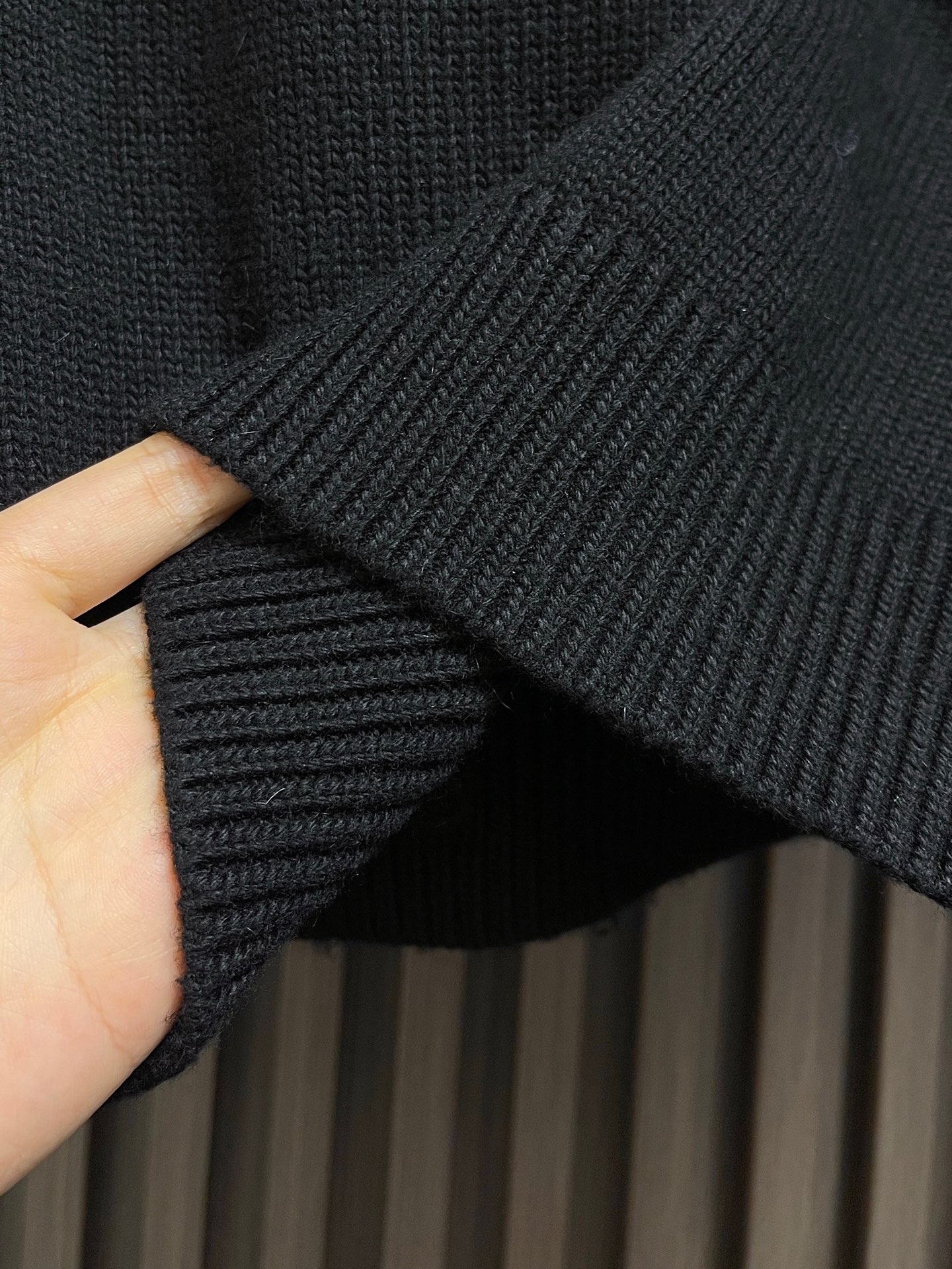 🛒🛒LV SKI滑雪系列针织镂空提花毛衣，采用高支数精纺羊毛混纺面料，以细密平针为基底，通过立体提花工艺