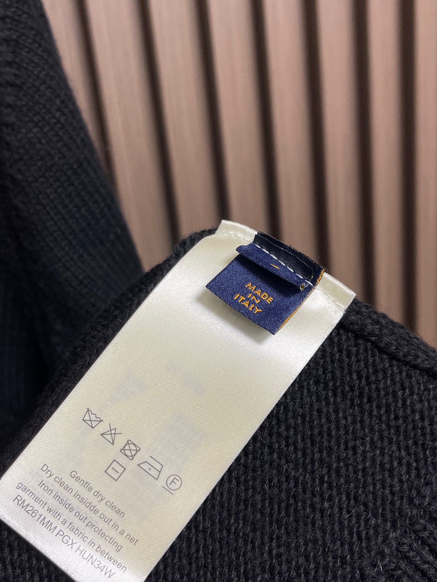 🛒🛒LV SKI滑雪系列针织镂空提花毛衣，采用高支数精纺羊毛混纺面料，以细密平针为基底，通过立体提花工艺