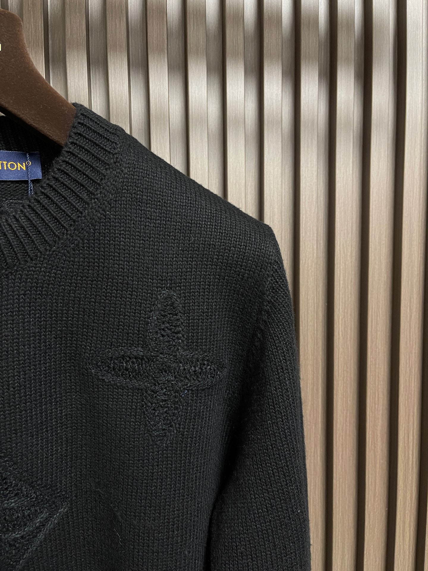 🛒🛒LV SKI滑雪系列针织镂空提花毛衣，采用高支数精纺羊毛混纺面料，以细密平针为基底，通过立体提花工艺