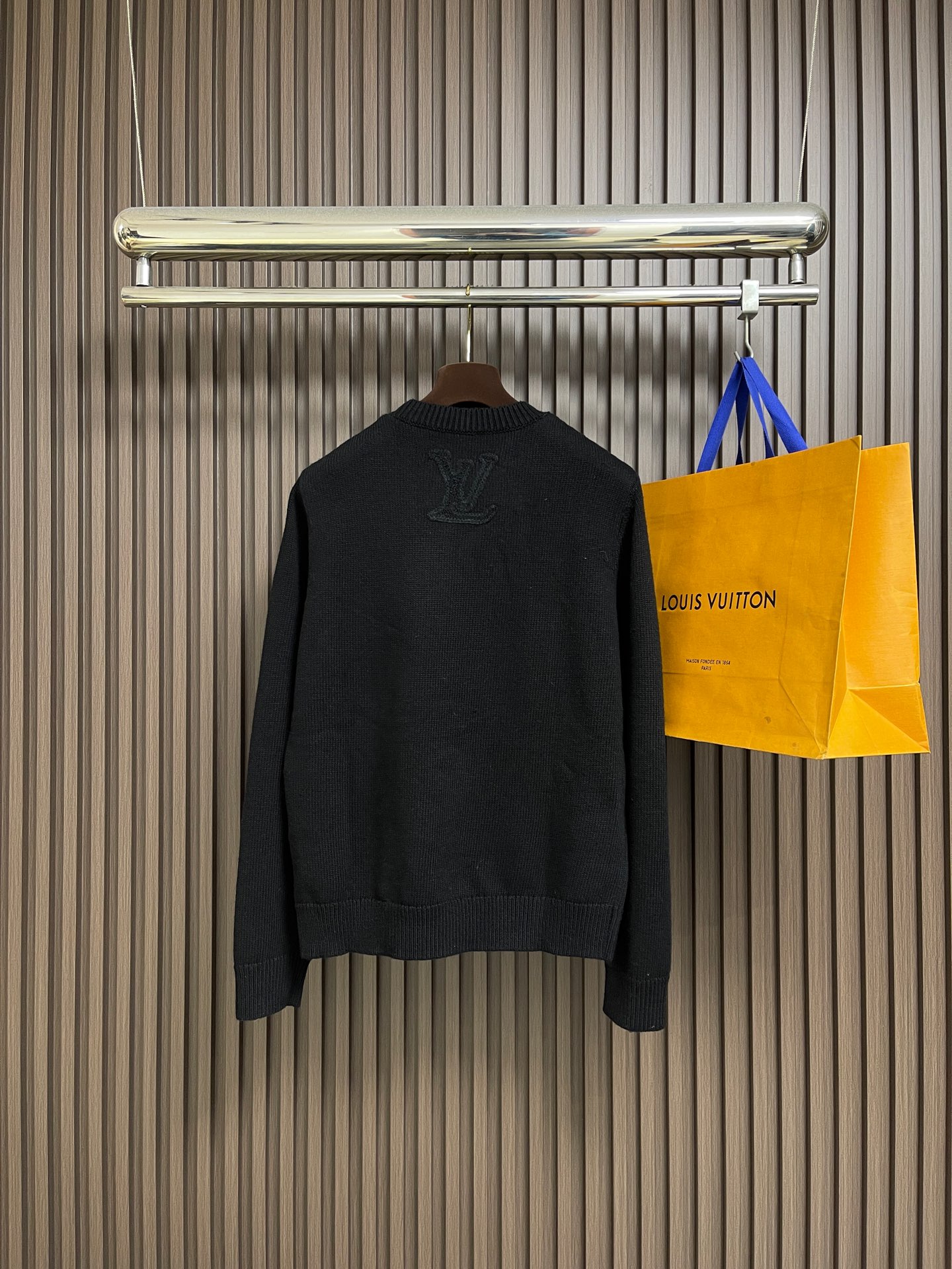 🛒🛒LV SKI滑雪系列针织镂空提花毛衣，采用高支数精纺羊毛混纺面料，以细密平针为基底，通过立体提花工艺