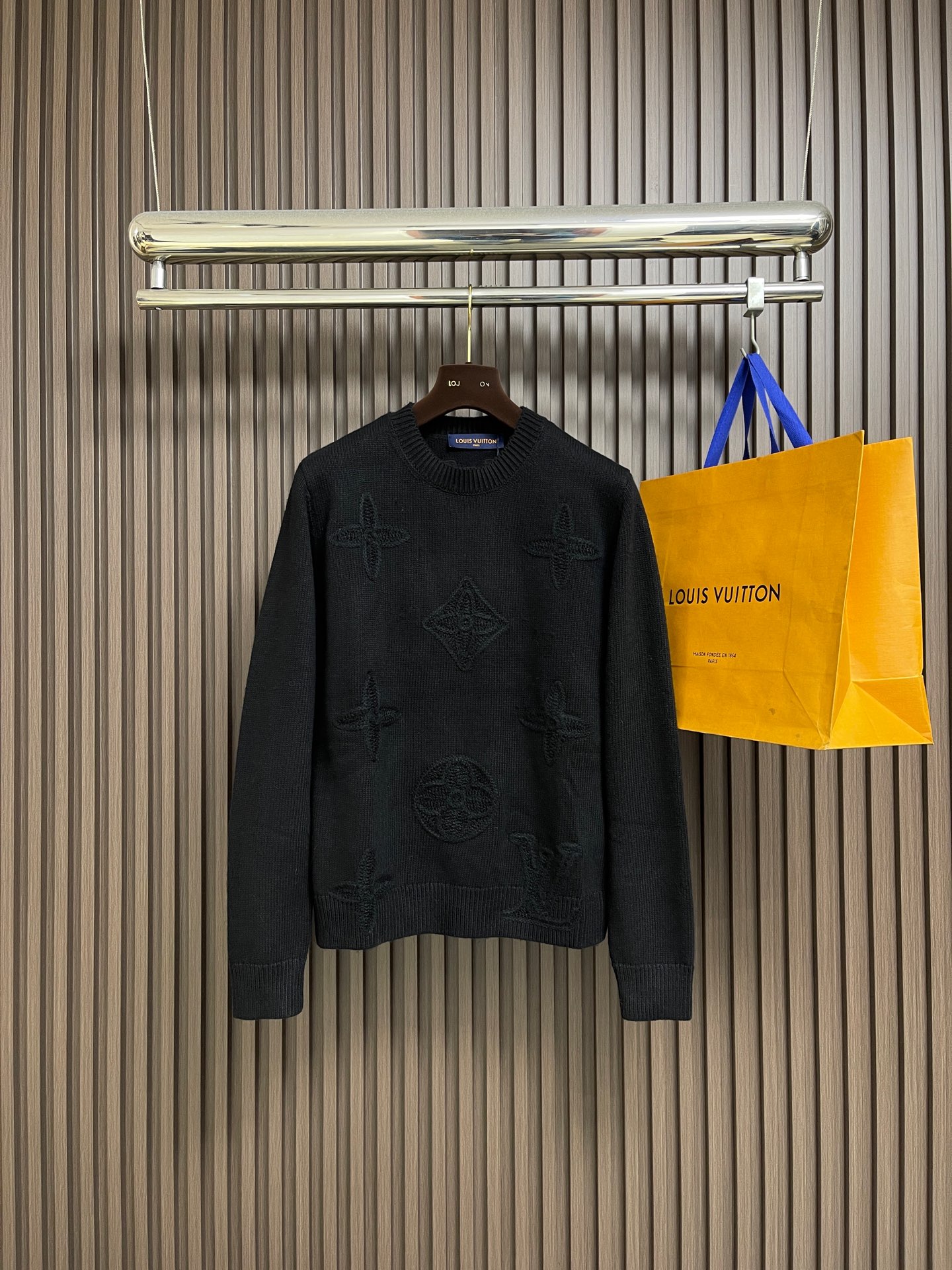 🛒🛒LV SKI滑雪系列针织镂空提花毛衣，采用高支数精纺羊毛混纺面料，以细密平针为基底，通过立体提花工艺