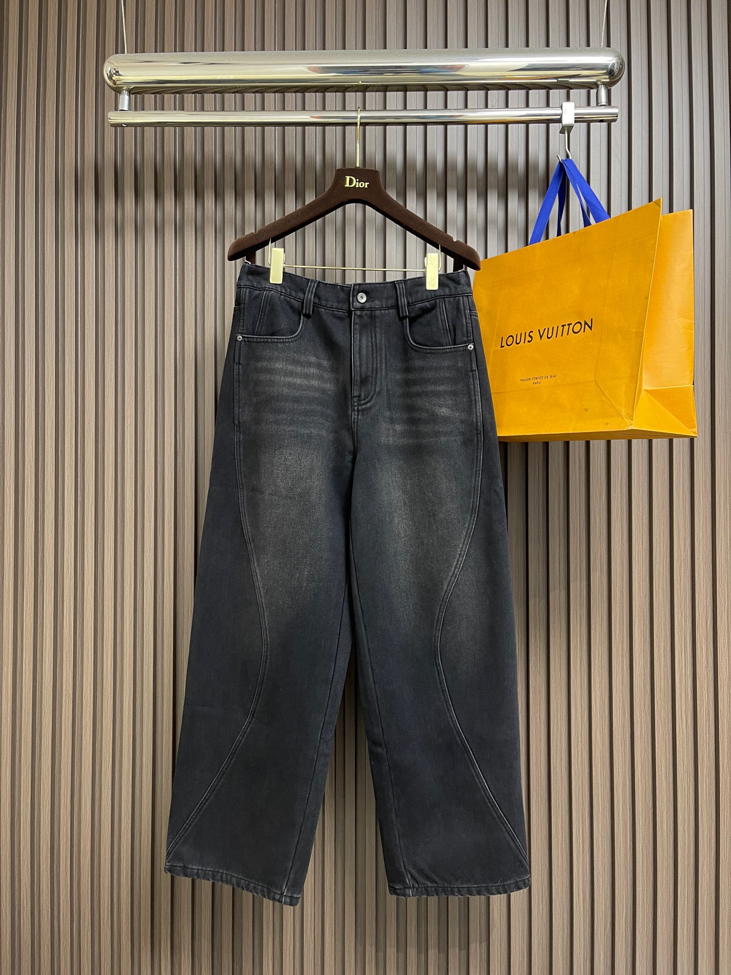 NO:624471,BV 2025FW new autumn and winter velvet wide-leg jeans, jeans with double elasticity, heavy washing process, molded custom hardware accessories, wide-leg trousers, comfortable, soft and skin-friendly fabric, wide and stylish upper body, not easy to wrinkle. Unique color and design style. Sizes XS-L,,bottega veneta,jeans,alexander wang19860909BV 2025FW秋冬新品加绒阔腿牛仔裤,弹力加倍的牛仔裤,重工洗水工艺,开模定制五金配件,阔腿裤脚,面料舒适柔软亲肤,上身挺阔有型、不易起皱.独特的颜色和设计风格 尺码XS-L,,bottega veneta,jeans,alexander wang,Men's clothing