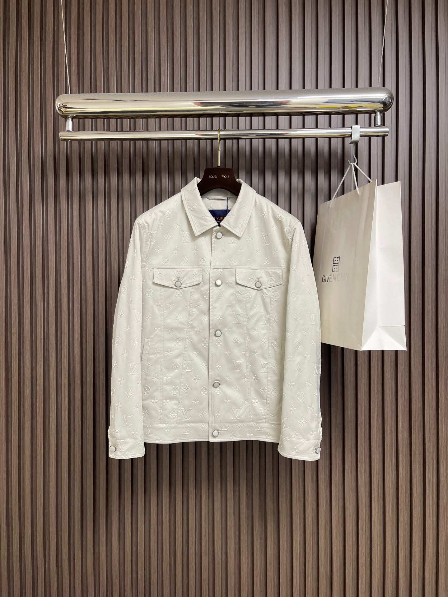 NO:624483,LV presbyopic all-over embossed denim down jacket. The overall process is complex and takes a long time. The inner sleeve is positioned and cut. The original hardware is molded. Simple and fashionable. It is suitable for business, leisure and other occasions. The same style as the stars. Sizes 48-56, Louis Vuitton, jackets & coats, jackets & coats, down jacket, alexander wang19860909LV 老花满幅压花牛仔羽绒夹克外套 整体工艺复杂 耗时较长 内套里 定位裁剪 原五金开模 简约时尚 适配商务、休闲等多种场合 明星同款.尺码48-56,,louis vuitton,jackets & coats,jackets & coats,down jacket,alexander wang,Men's clothing