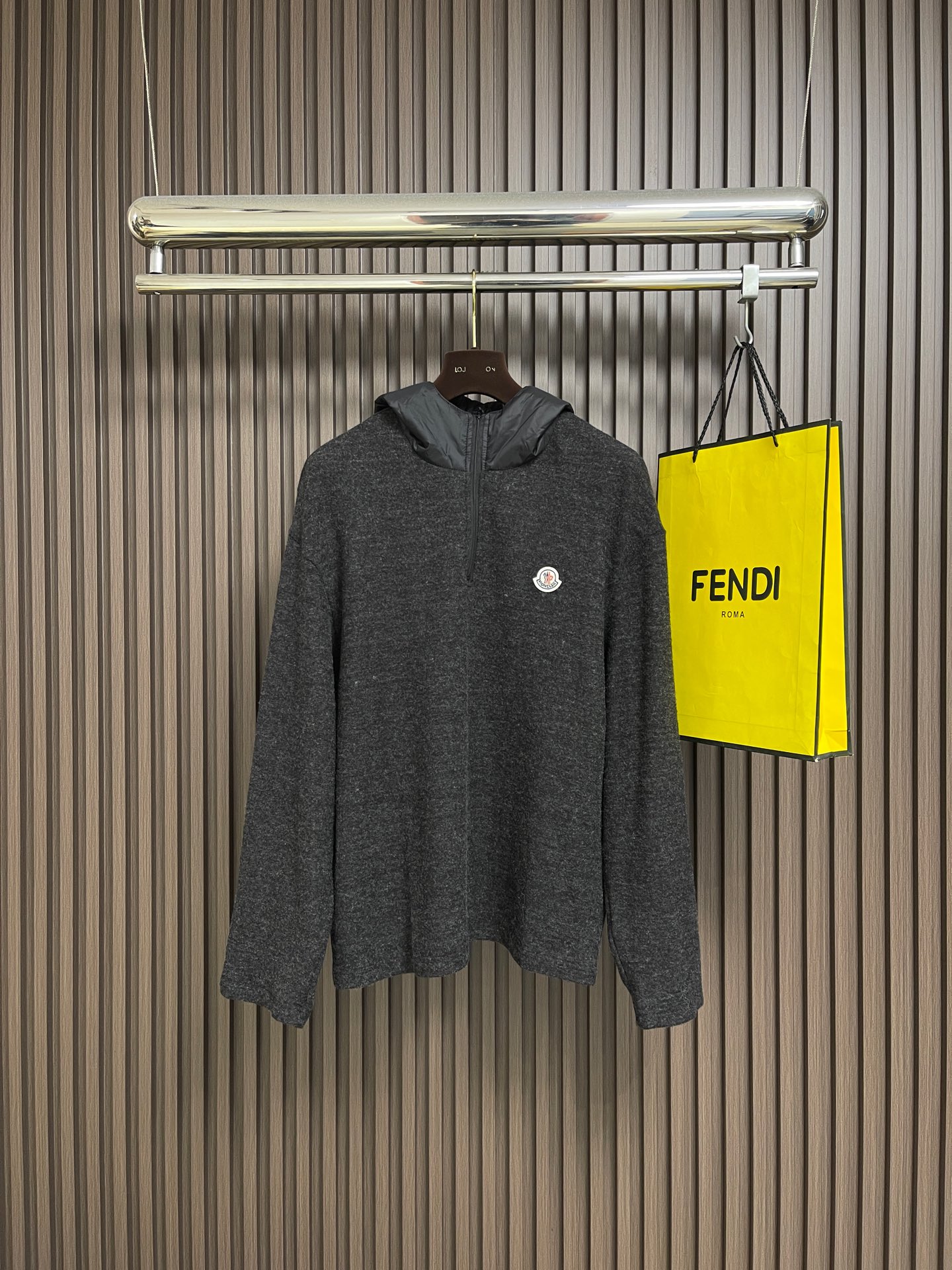 NO:624448,Moncler 2025ss new autumn and winter spliced ​​hooded knitted sweater, high-quality Italian imported wool fabric, high-density knitting, fashionable and versatile sweater, very handsome. It is durable and not easy to deform, and can be easily held in various styles. It is a classic fashion model that is sought after every year. It has three standards. Sizes M-L-XL, sweaters, hats, alexander wang19860909Moncler 2025ss 秋冬新款拼接帽针织毛衣,高品质意大利进口羊毛面料,高密度针织,时尚百搭毛衣,帅气十足.耐穿不易变形,版型,各种风格都能轻松Hold住,年年被追捧的经典时尚款三标齐全 尺码M-L-XL,,sweaters,hats,alexander wang,Men's clothing